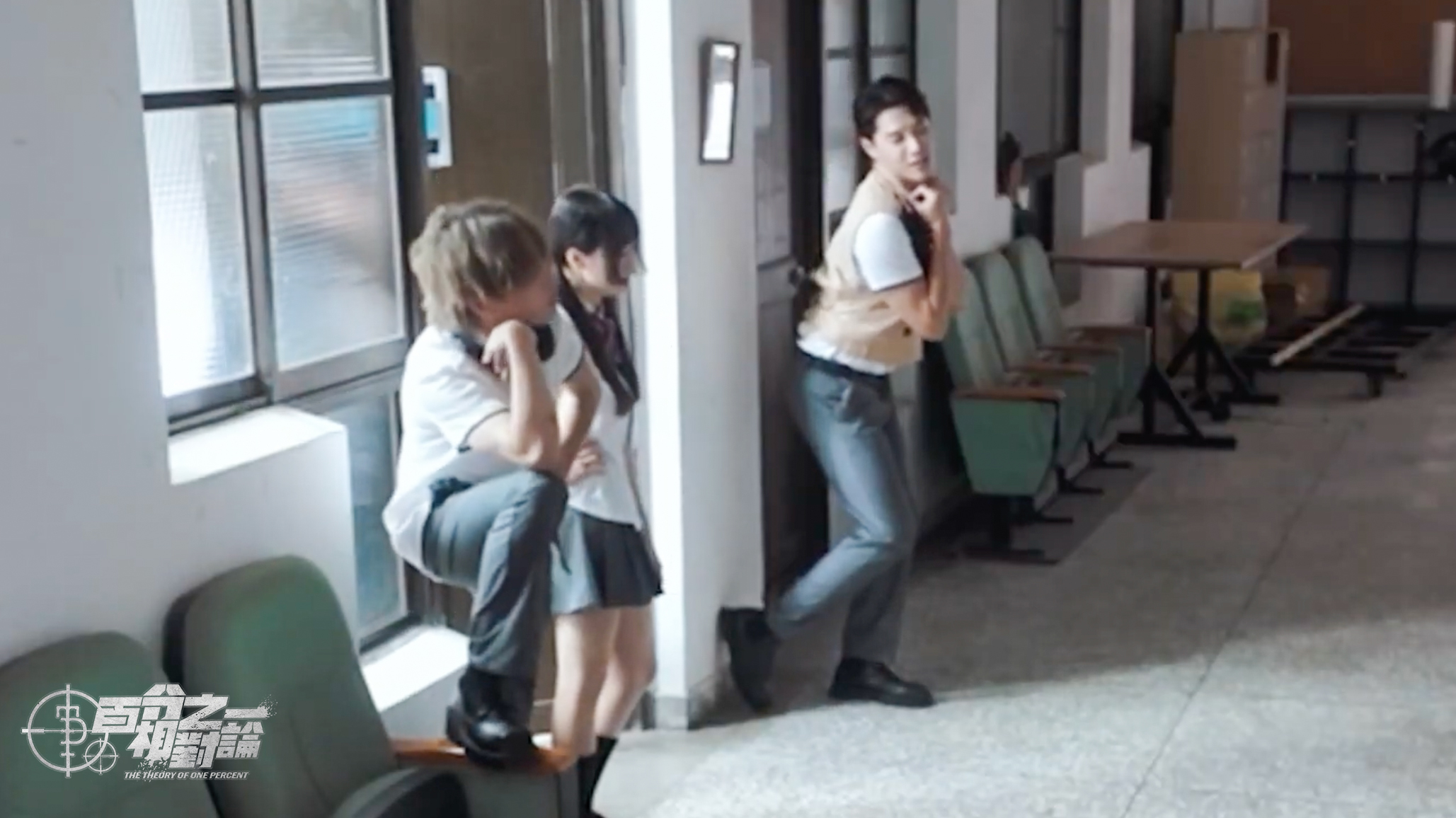 宋偉恩遭姚以緹體罰擺出性感姿勢。(圖/映底子國際傳媒股份有限公司提供)