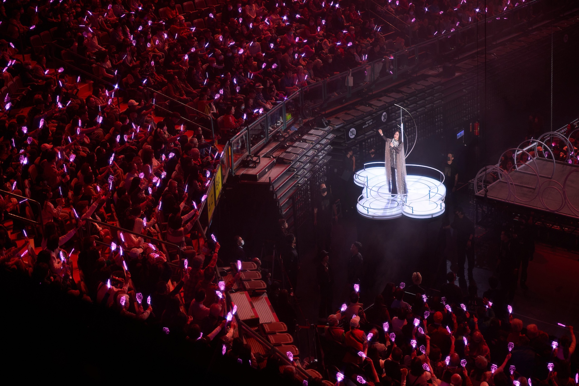 江蕙坐上環場推台與歌迷互動。（圖／寬宏藝術提供）