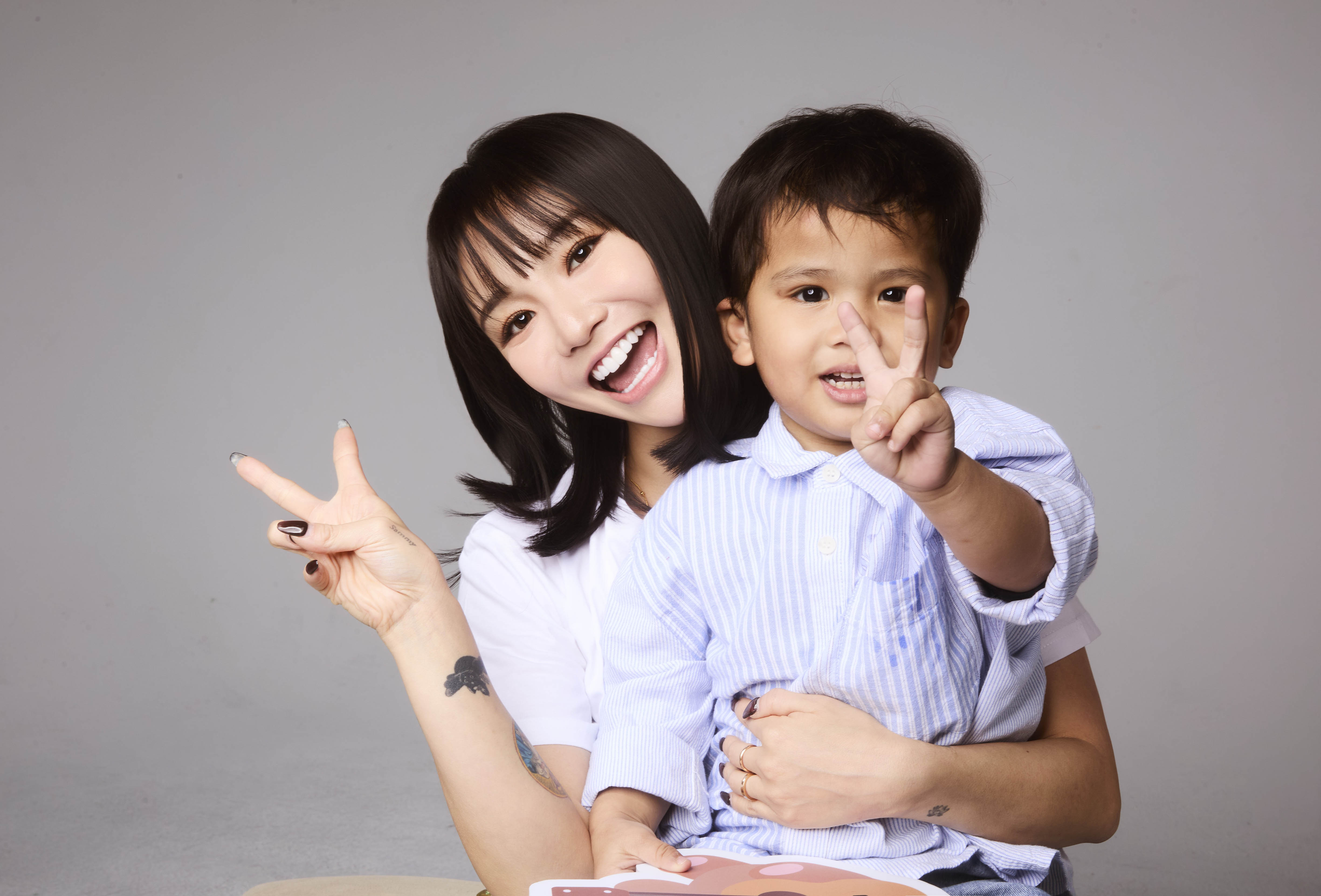 陳芳語和3歲的印尼籍男孩。（圖／關愛基金會提供）