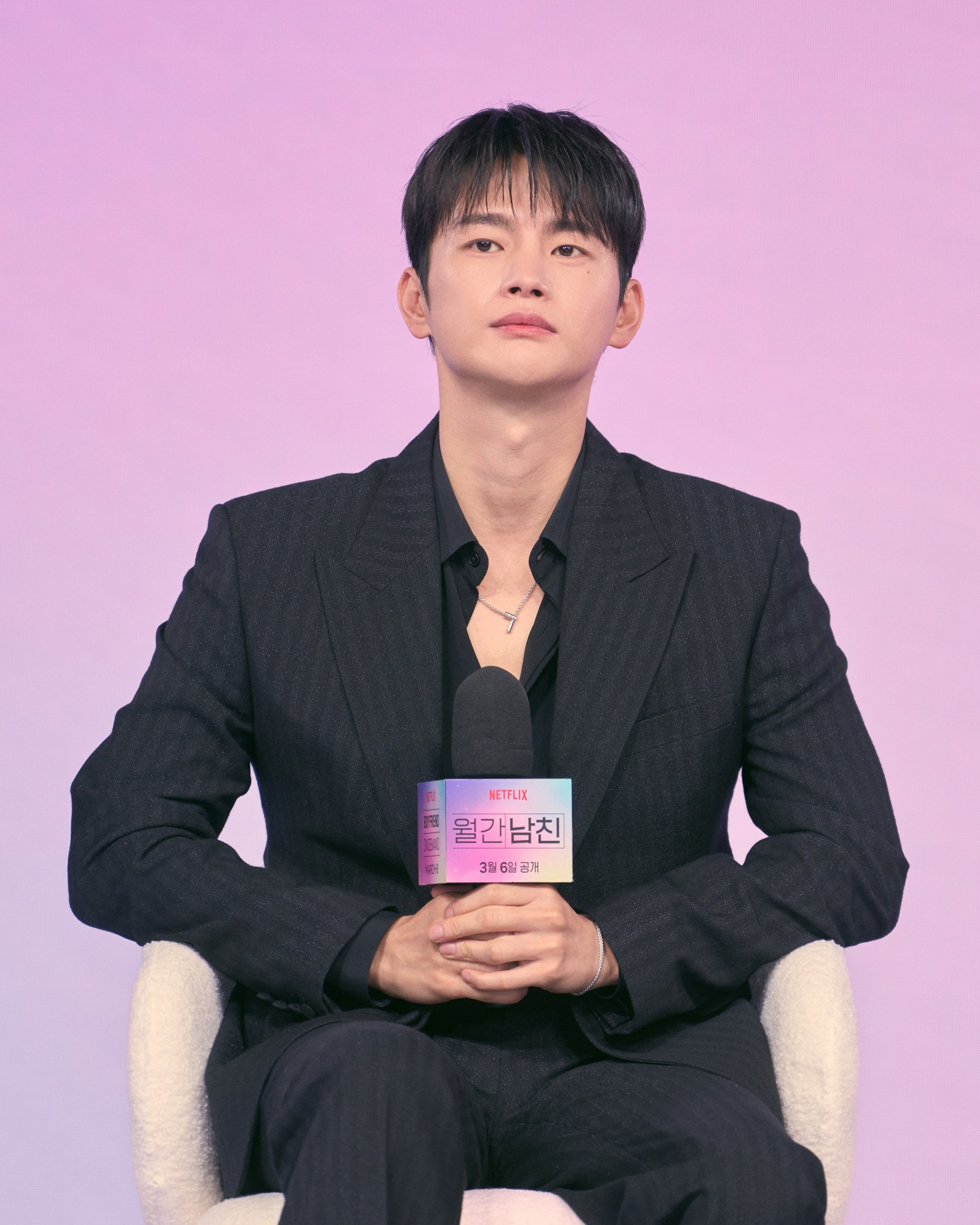 徐仁國在《訂閱男友》中飾演外冷內熱的王牌網漫製作人。（圖／Netflix提供）