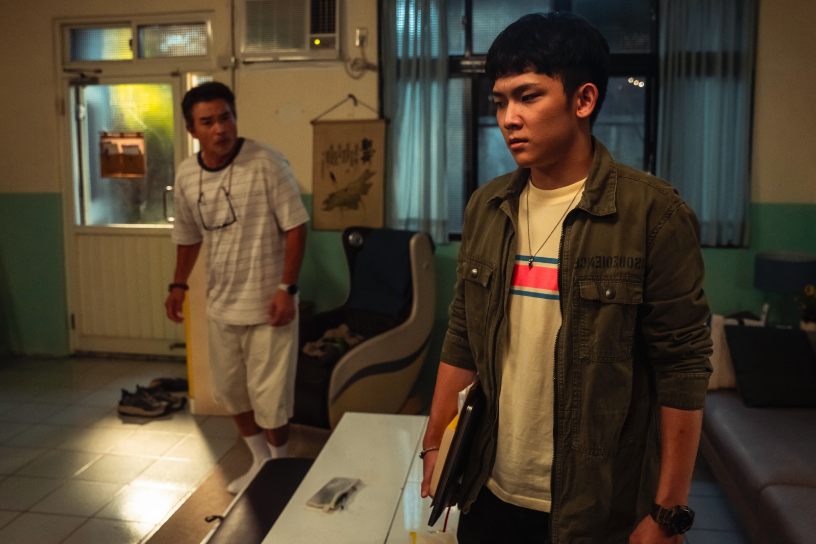 李銘順跟林毓家在《NO GOOD！歐吉桑》有激烈的父子爭吵戲碼。（圖／萬騰文化創意提供）