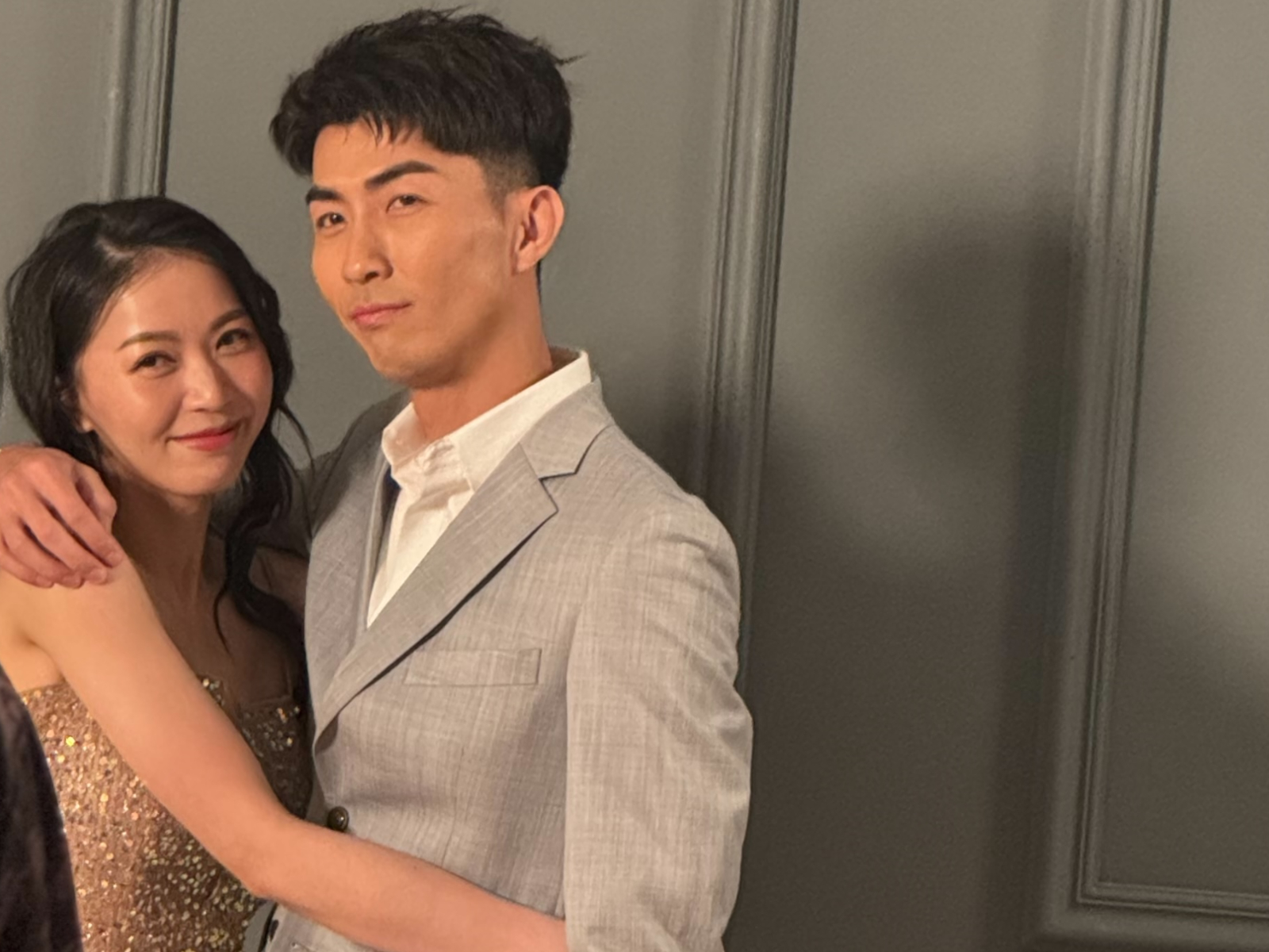 Ian(右) 和女主角有親密擁抱。(圖/胖曲製作工作室提供)