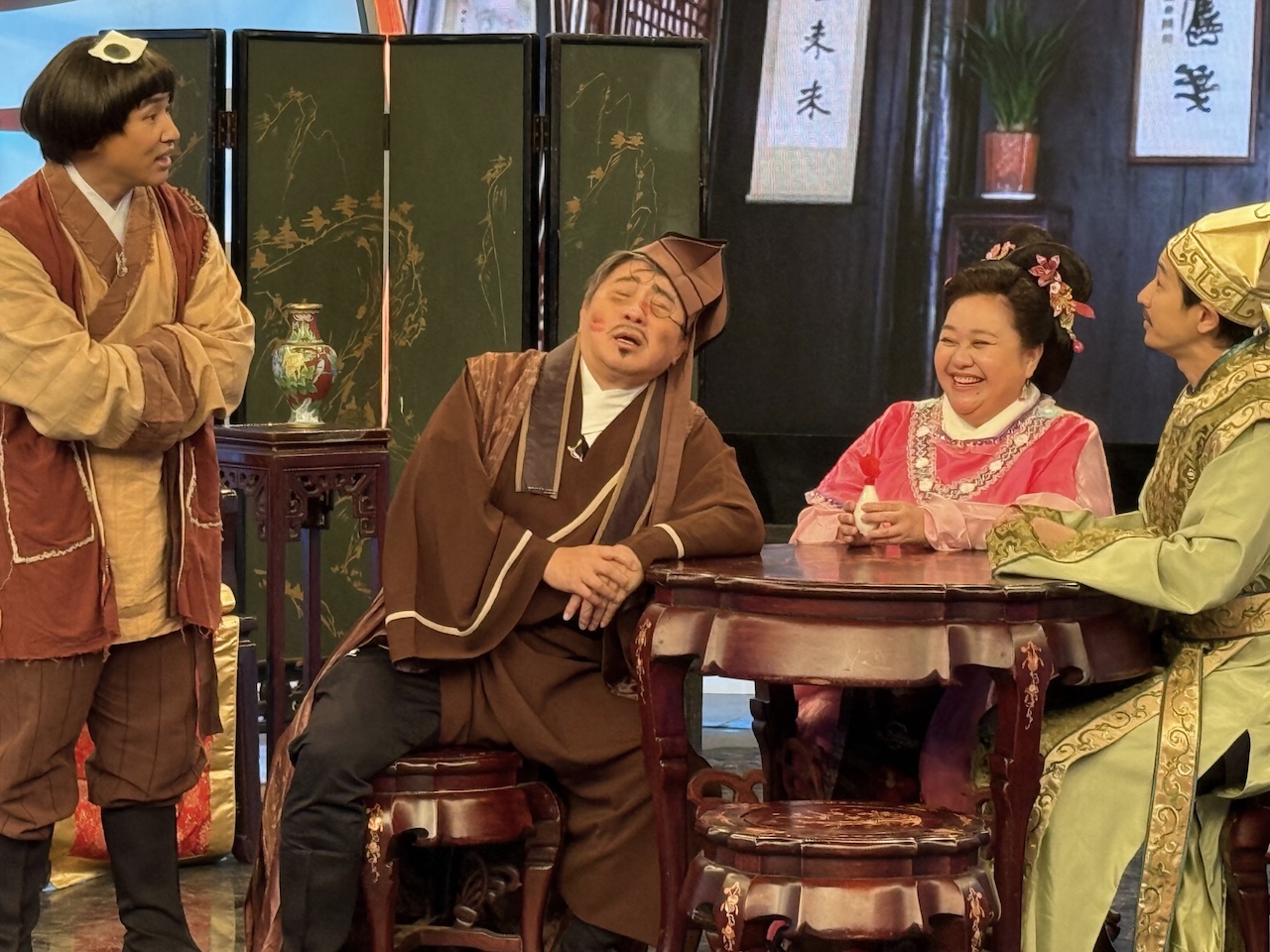 歐漢聲（左起）看著胡瓜展現「老臘肉」魅力，要查辦鍾欣凌、邱凱偉。（圖／華視提供）