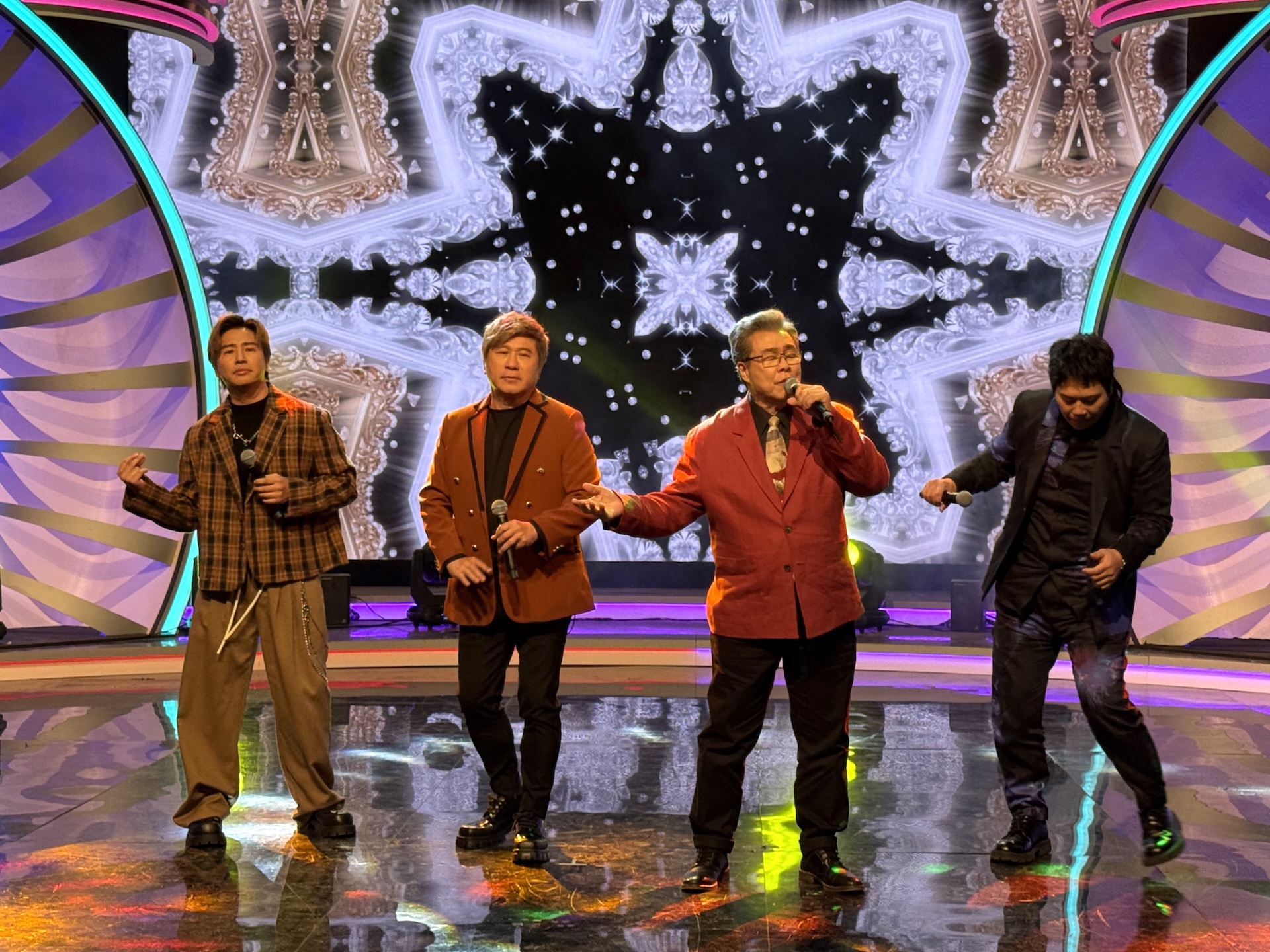 歐漢聲（左起）、胡瓜、楊烈、邵大倫高歌。（圖／華視提供）