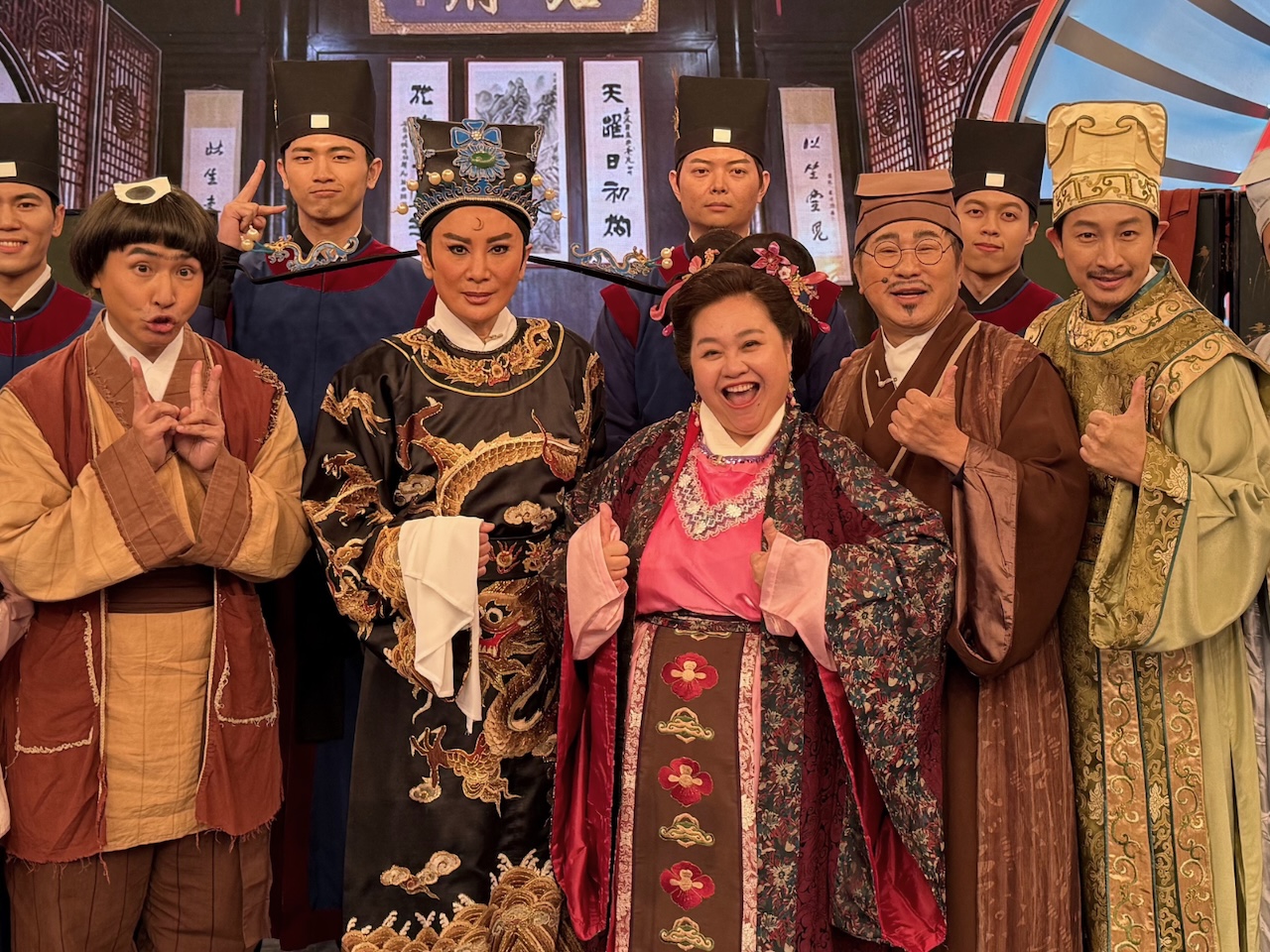 歐漢聲（左起）、陳亞蘭、鍾欣凌、胡瓜、邱凱偉開心演短劇。（圖／華視提供）