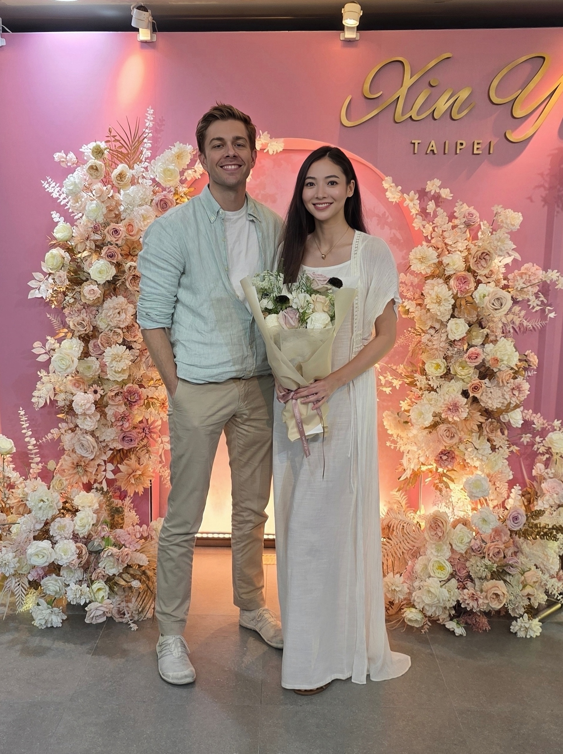 謝沛恩與老公Dana結婚登記。（圖／繁星浩月娛樂提供）