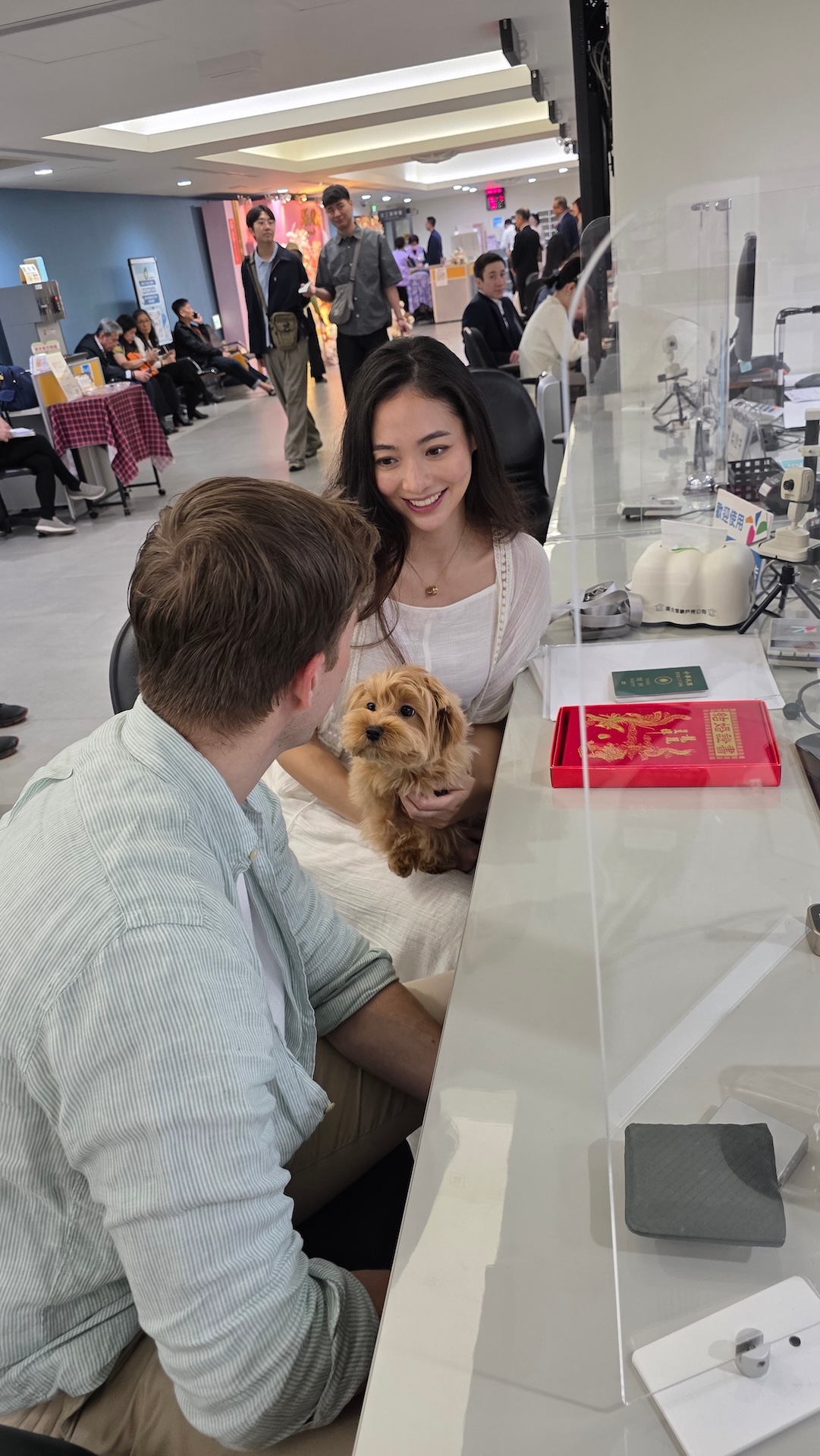 謝沛恩、Dana夫妻抱著愛狗Trixie。（圖／繁星浩月娛樂提供）