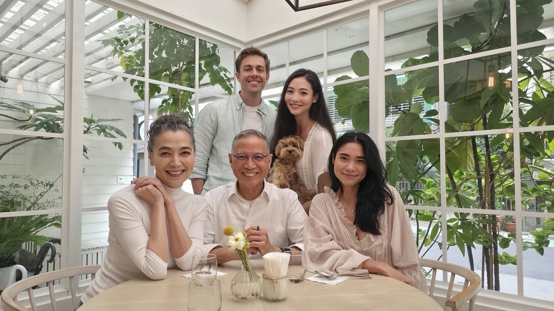 謝沛恩（後右）與老公Dana結婚，與媽媽賴佩霞（前左起）和爸爸、妹妹慶祝。（圖／繁星浩月娛樂提供）