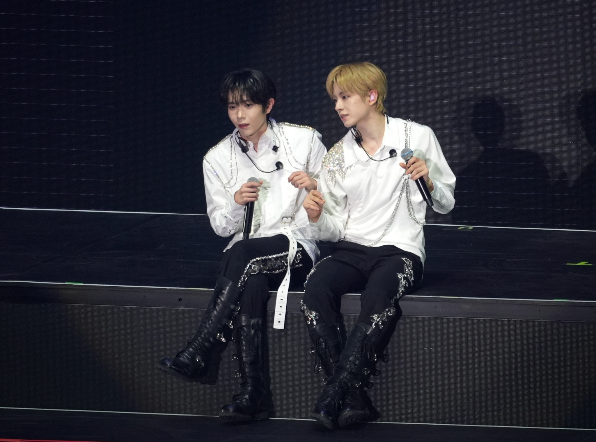 NCT WISH成員Ryo（左）跟Yushi跟粉絲浪漫告白。（圖／記者陳明中攝）