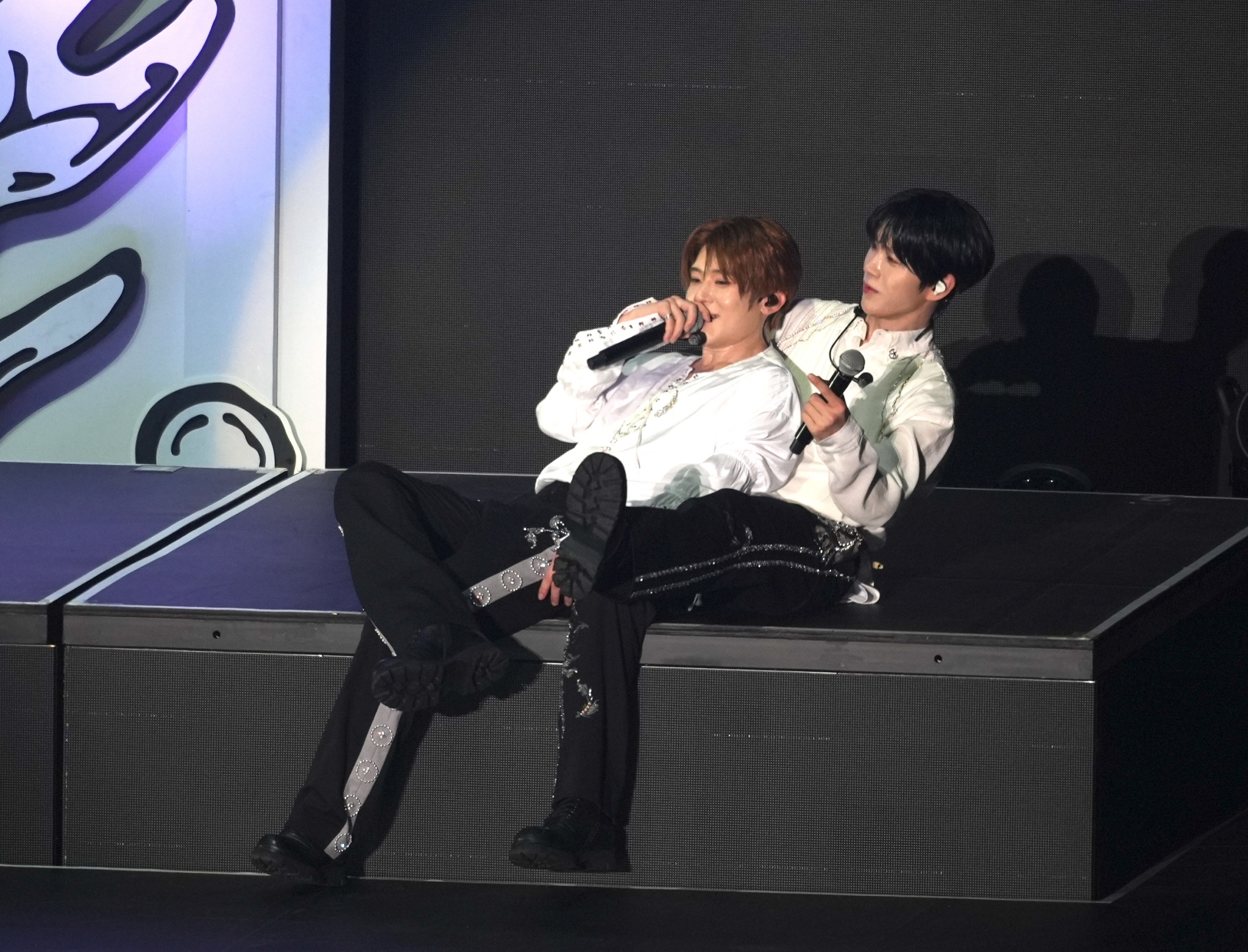 NCT WISH成員Sion（左）跟Jaehee台上互動熱烈，上演BL。（圖／記者陳明中攝）