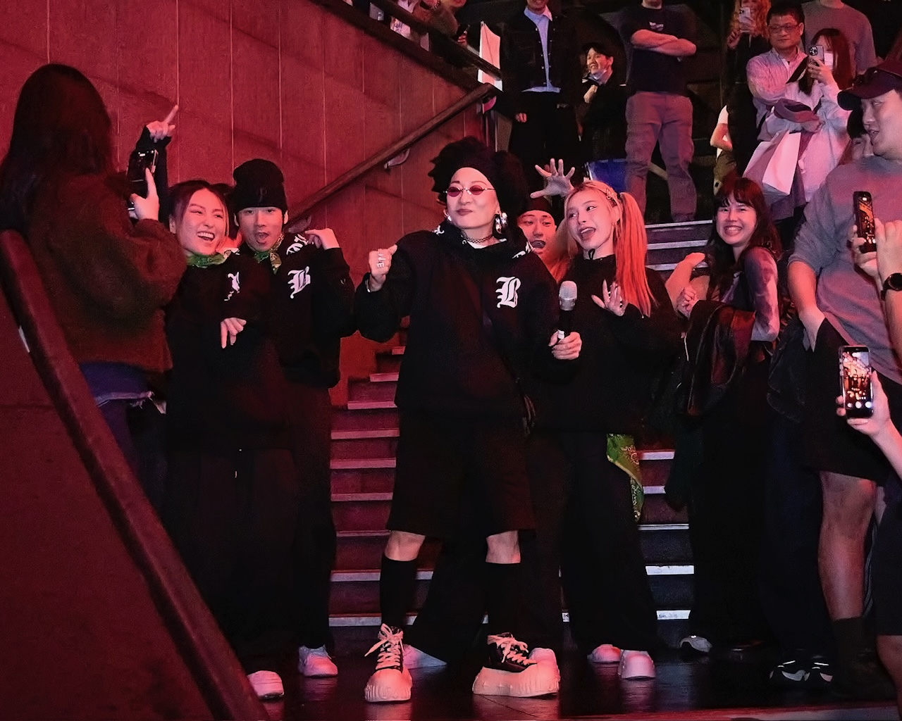 比莉（中）久違踏進酒吧。（圖／環球音樂提供）