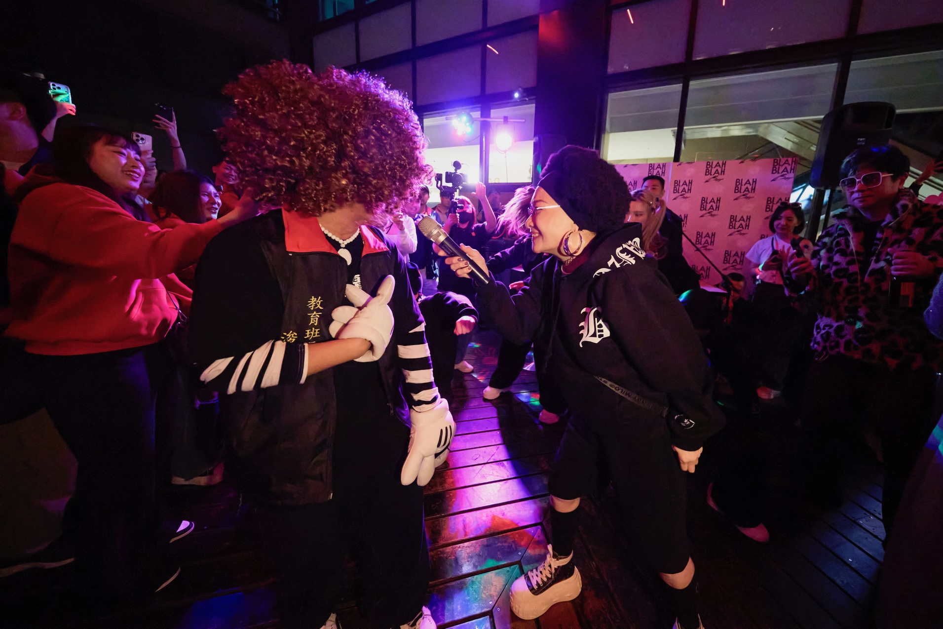 比莉和現場年輕人互動。（圖／環球音樂提供）