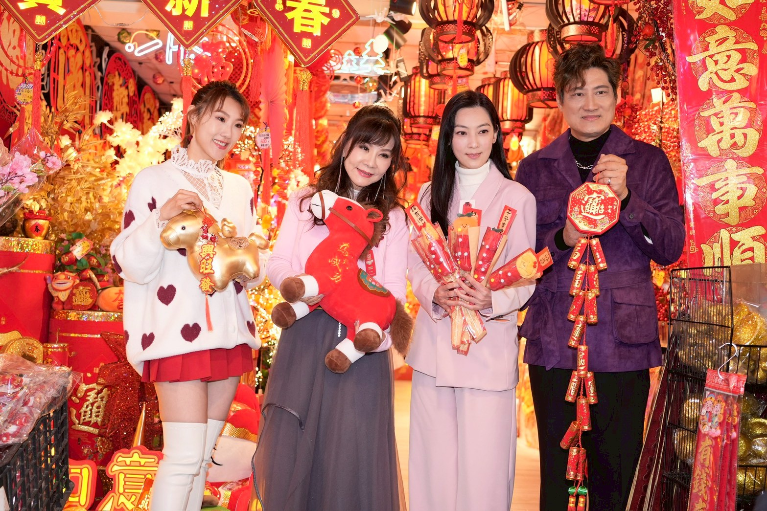 謝金晶(左起)、龍千玉、陳淑萍、楊哲一起買春聯。(圖/記者許方正攝)