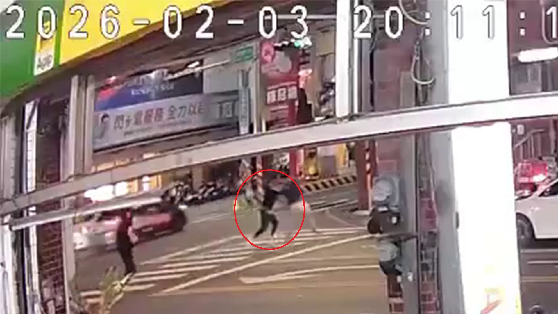 台南驚傳隨機砍人，導致3人受傷。（圖／翻攝自記者爆料網）