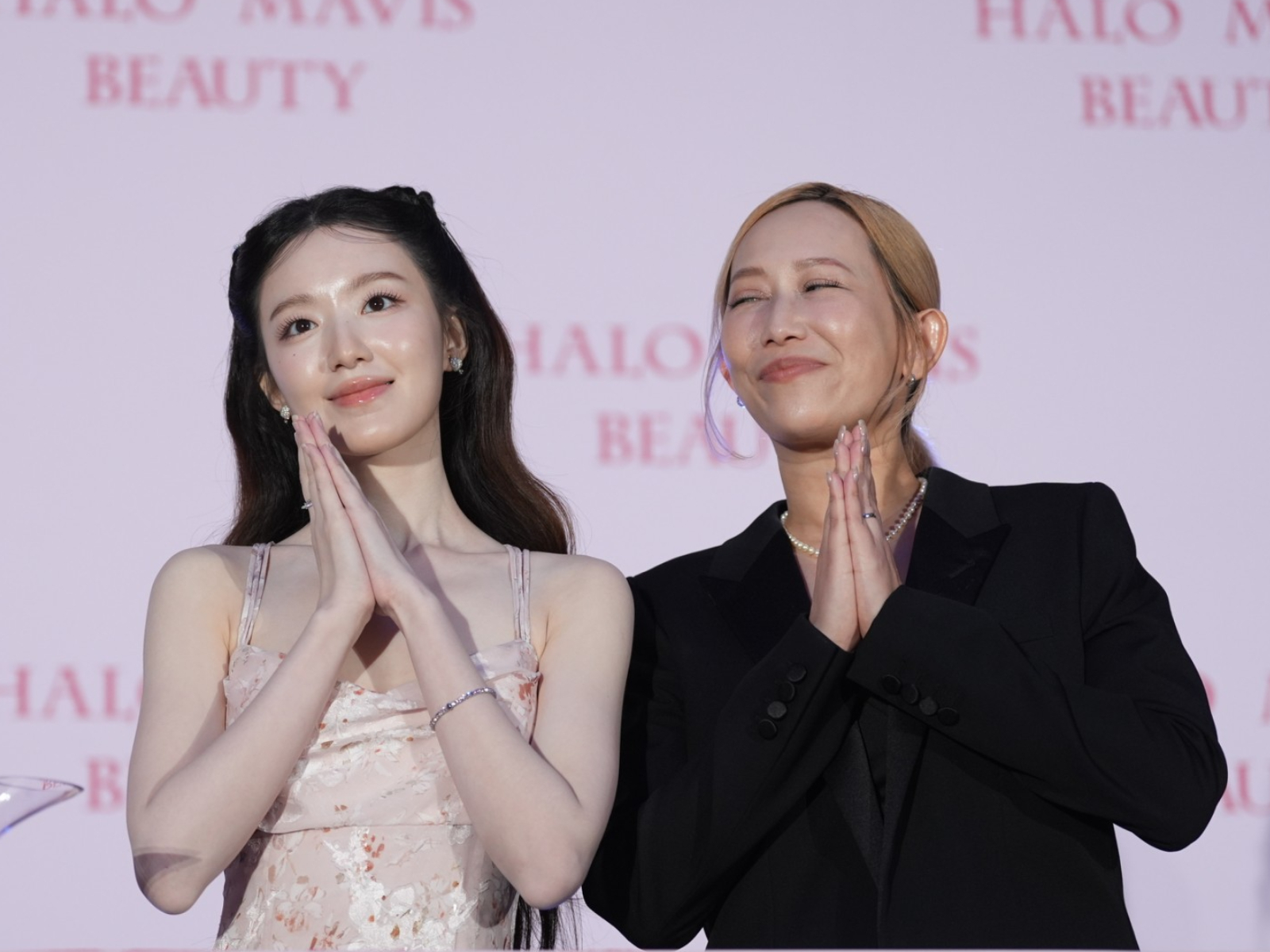 瑪菲司(右)找 「i-dle」舒華當產品代言人。(圖/記者陳明中攝)