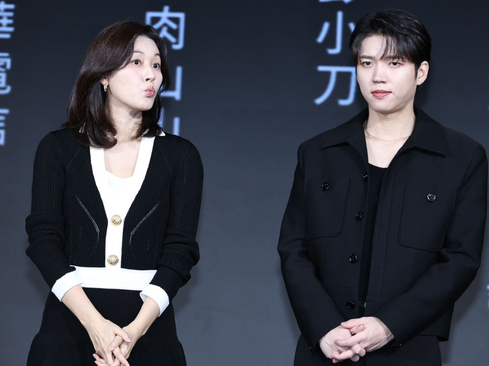 金荷娜（左）俏皮嘟嘴，南優賢一臉緊張。（圖／娛樂中心攝）