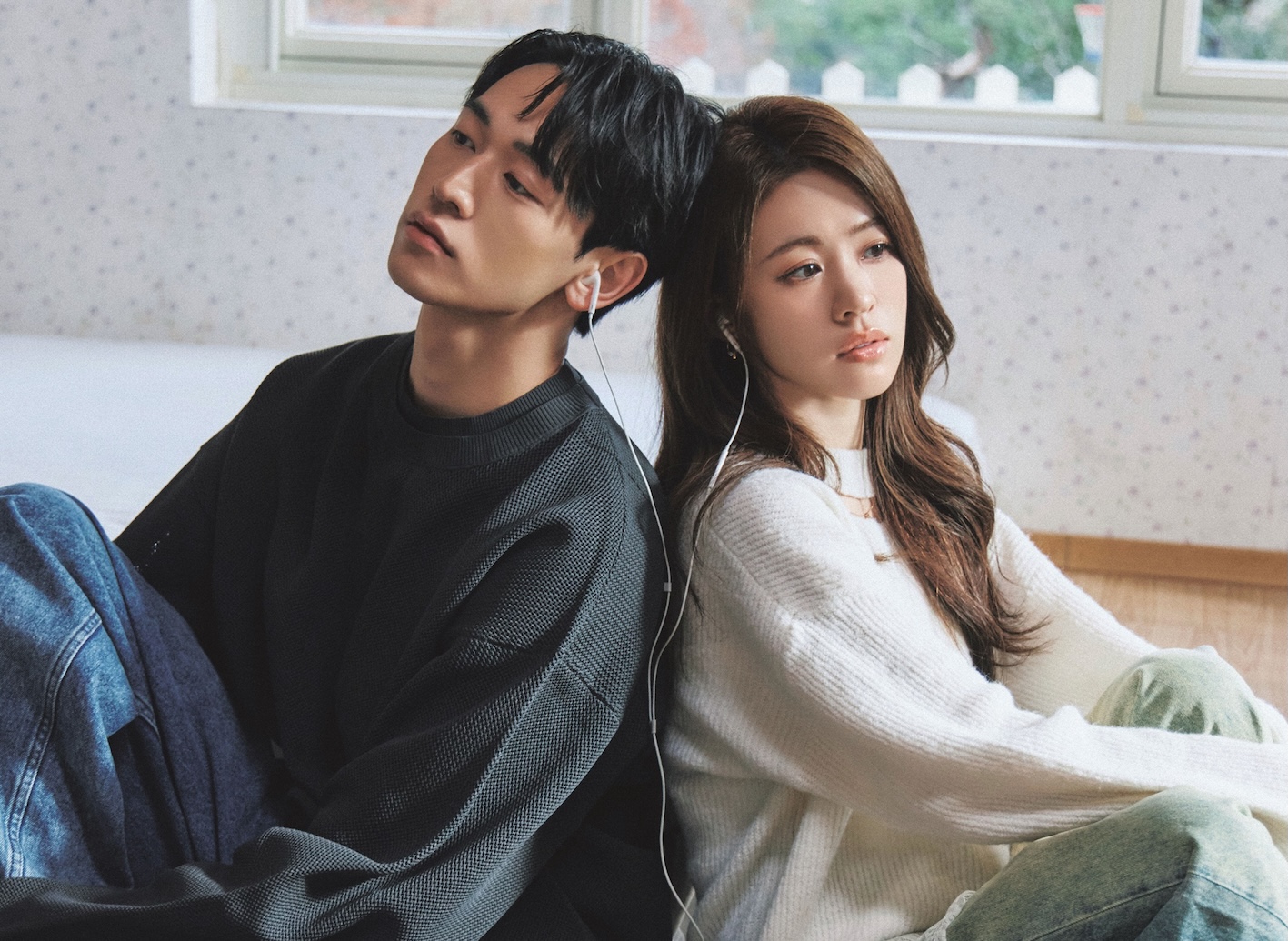 張語噥新單曲〈親近的陌生人〉視覺影像中，演出一對瀕臨分手的情侶。（圖／索尼提供）