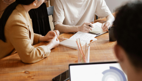 有網友分享，員工尾牙在公司辦公室吃漢堡。（示意圖／翻攝自pexels）