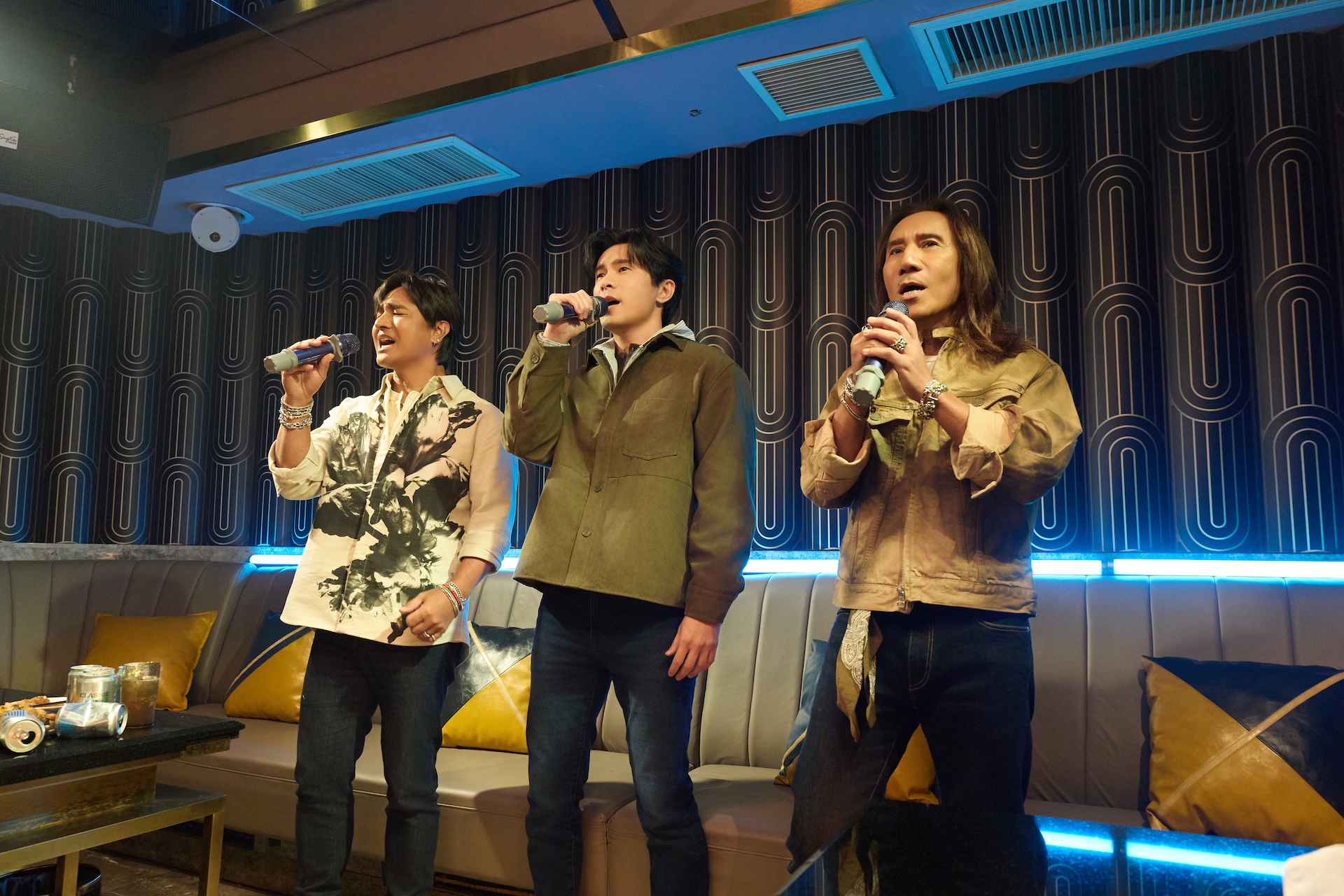 動力火車和姚淳耀（中）一起唱KTV。（圖／華研國際提供）