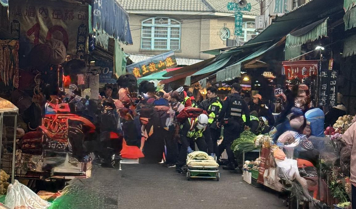苗栗南苗市場發生恐怖攻擊案，男子持刀在市場閒晃揚言殺人。（圖／翻攝自Threads）