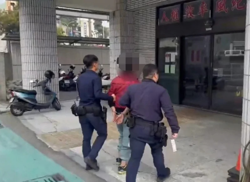 高雄一間銀樓發生搶案，警方在18小時內逮捕2名嫌犯。（圖／翻攝畫面）