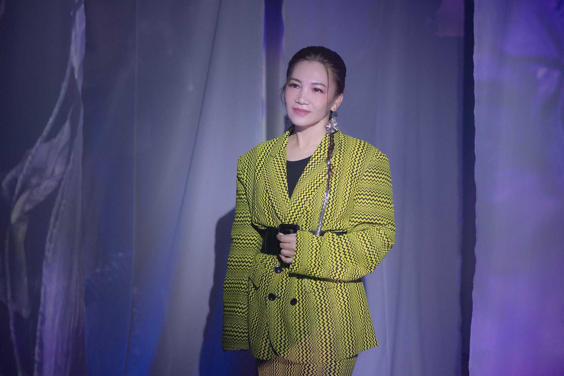 「台語金曲歌后」黃妃暌違許久再度推出全新專輯《江湖女俠》。（圖／華特唱片提供）