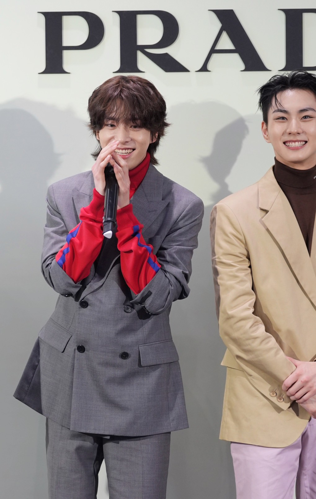 ENHYPEN成員JAKE雙手合十道歉，模樣可愛。（圖／陳明中攝）