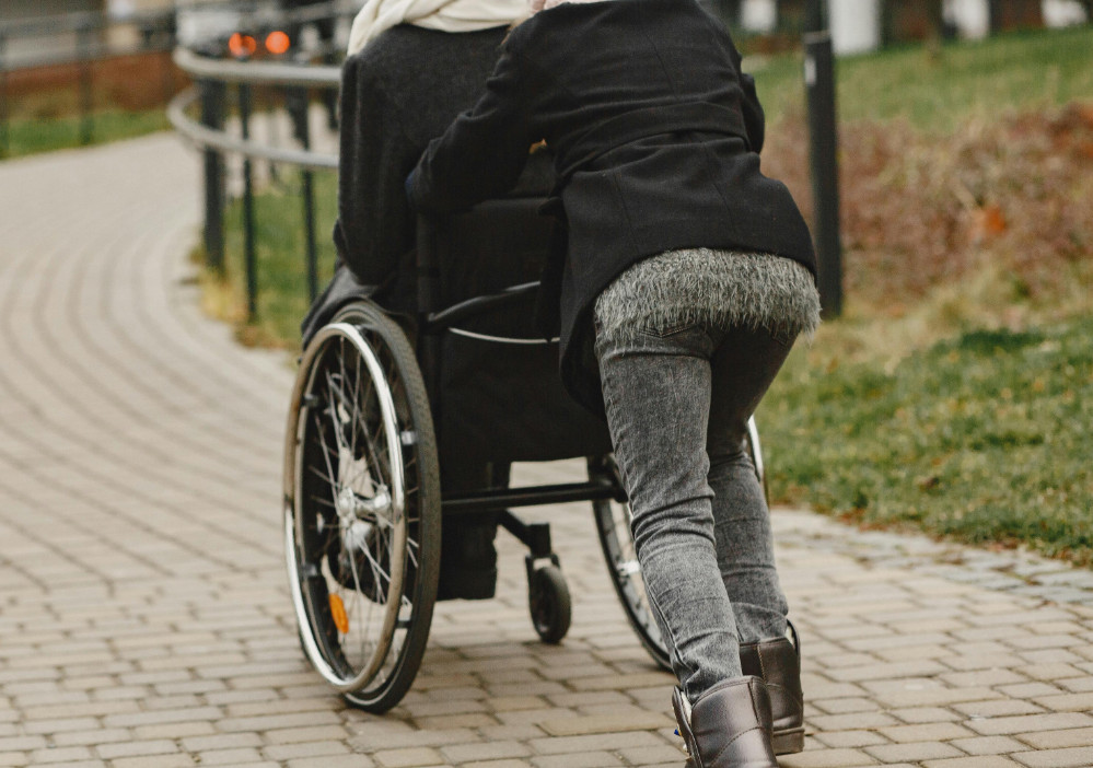 102歲老翁與68歲看護結婚，家屬在醫院上演搶人戲碼。（示意圖／翻攝自pexels）
