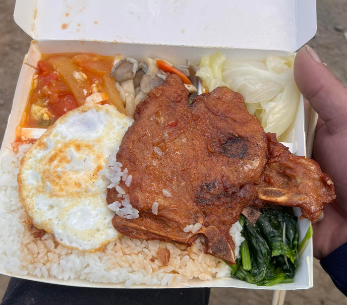 台中一名男子抱怨自助餐太貴，5個便當要價725元。（圖／翻攝自爆料公社）