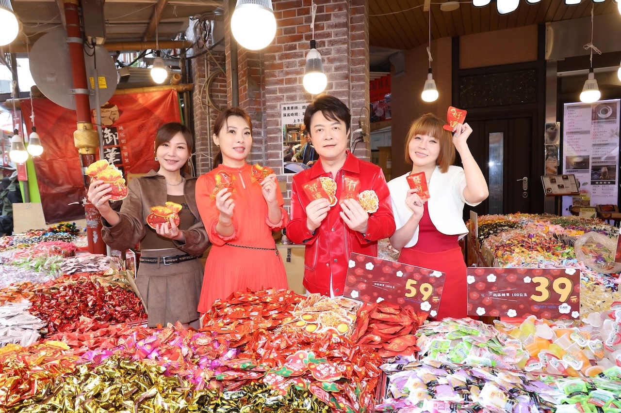 蕭玉芬(左起)、翁立友、唐儷、林琇琪攜手逛年貨大街迎金馬。(圖/豪記唱片提供)