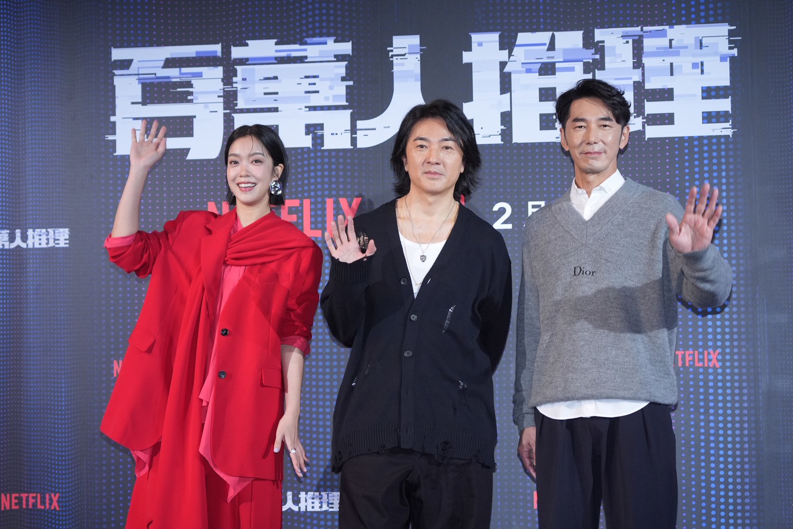 李李仁也化身「小粉絲」為兒子李小龍向鄭伊健討簽名；左為李霈瑜。（圖／記者陳明中攝）