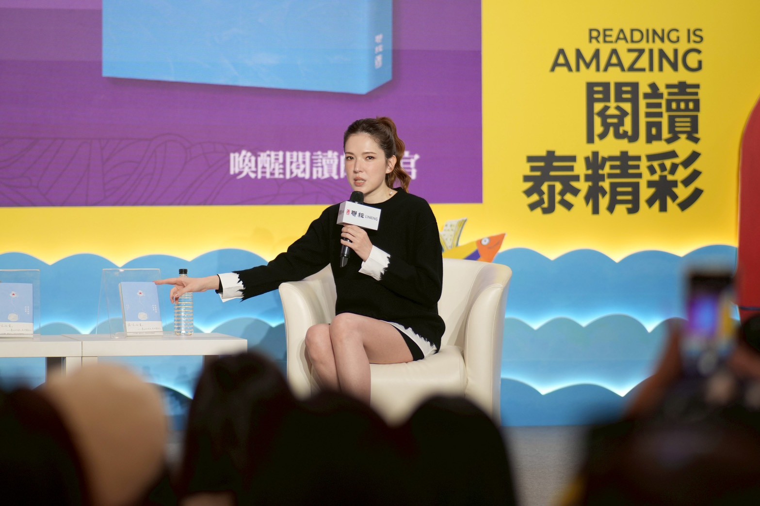 許瑋甯相當念舊，學生時期的紙條也都好好保存。（圖／攝影組）