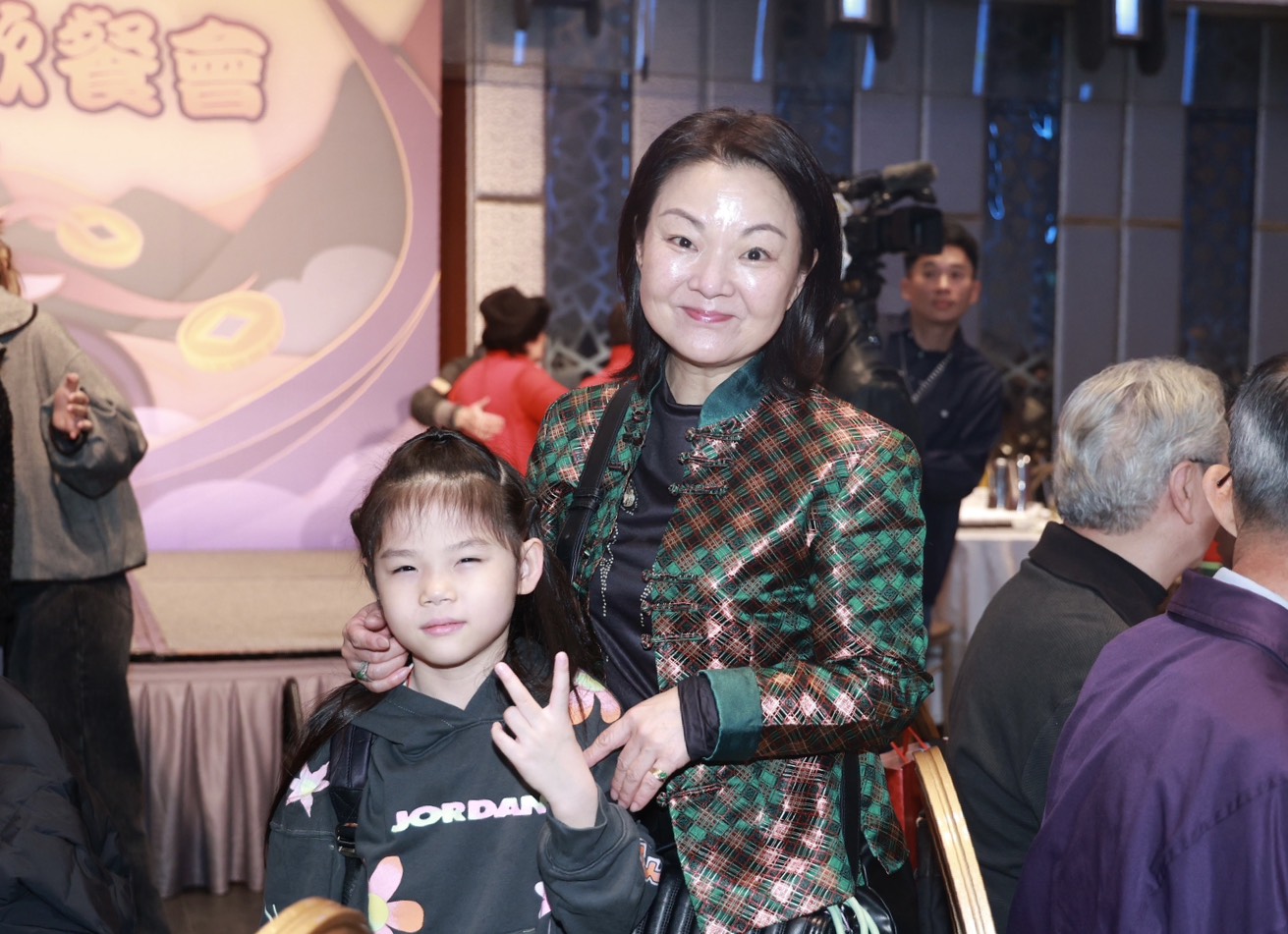 夏禕（右）帶著小孫女出門吃飯。（圖／記者陳明中攝）