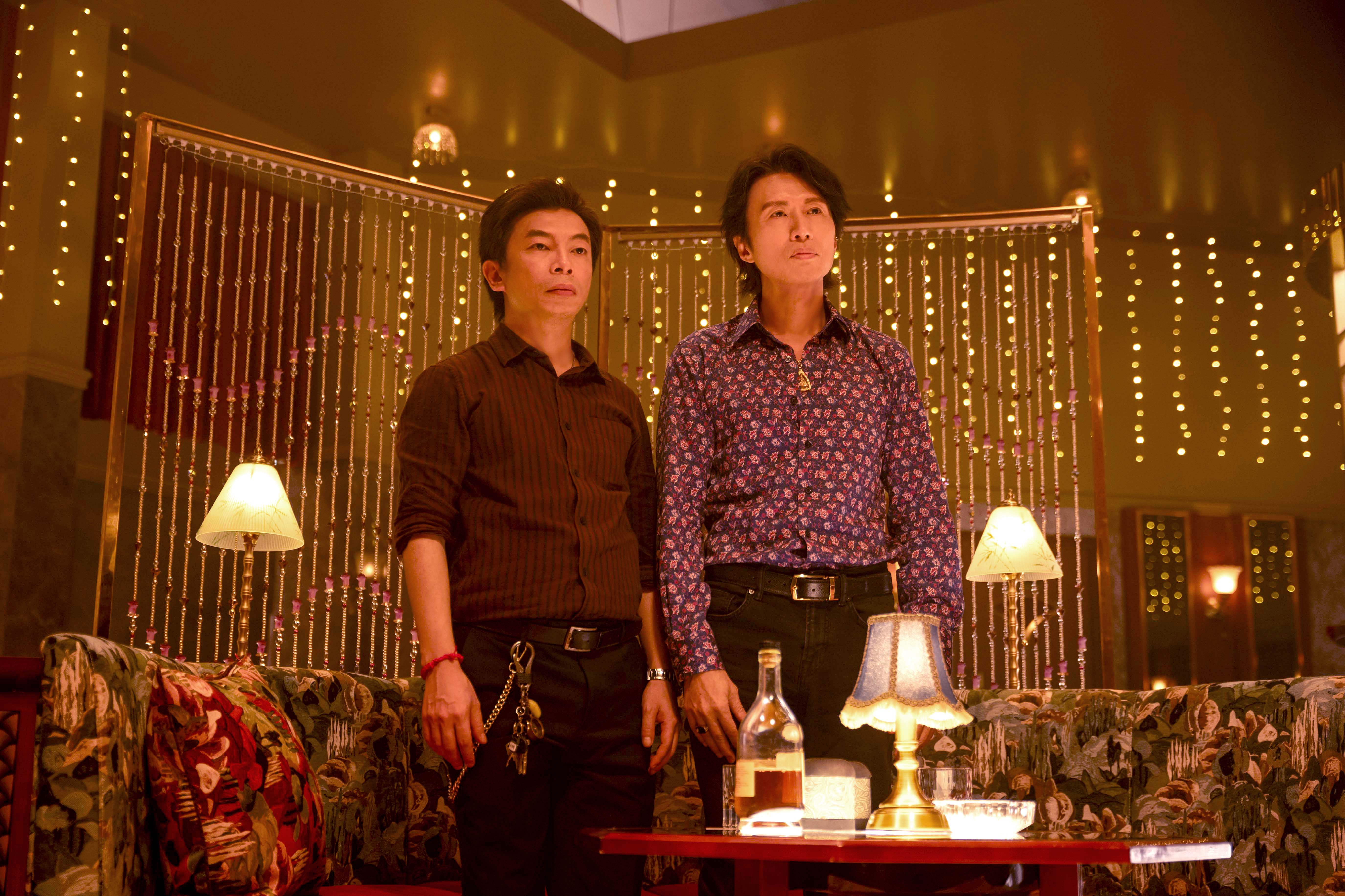 黃子華（右）在《夜王》中飾演夜總會管理者。（圖／華映提供）