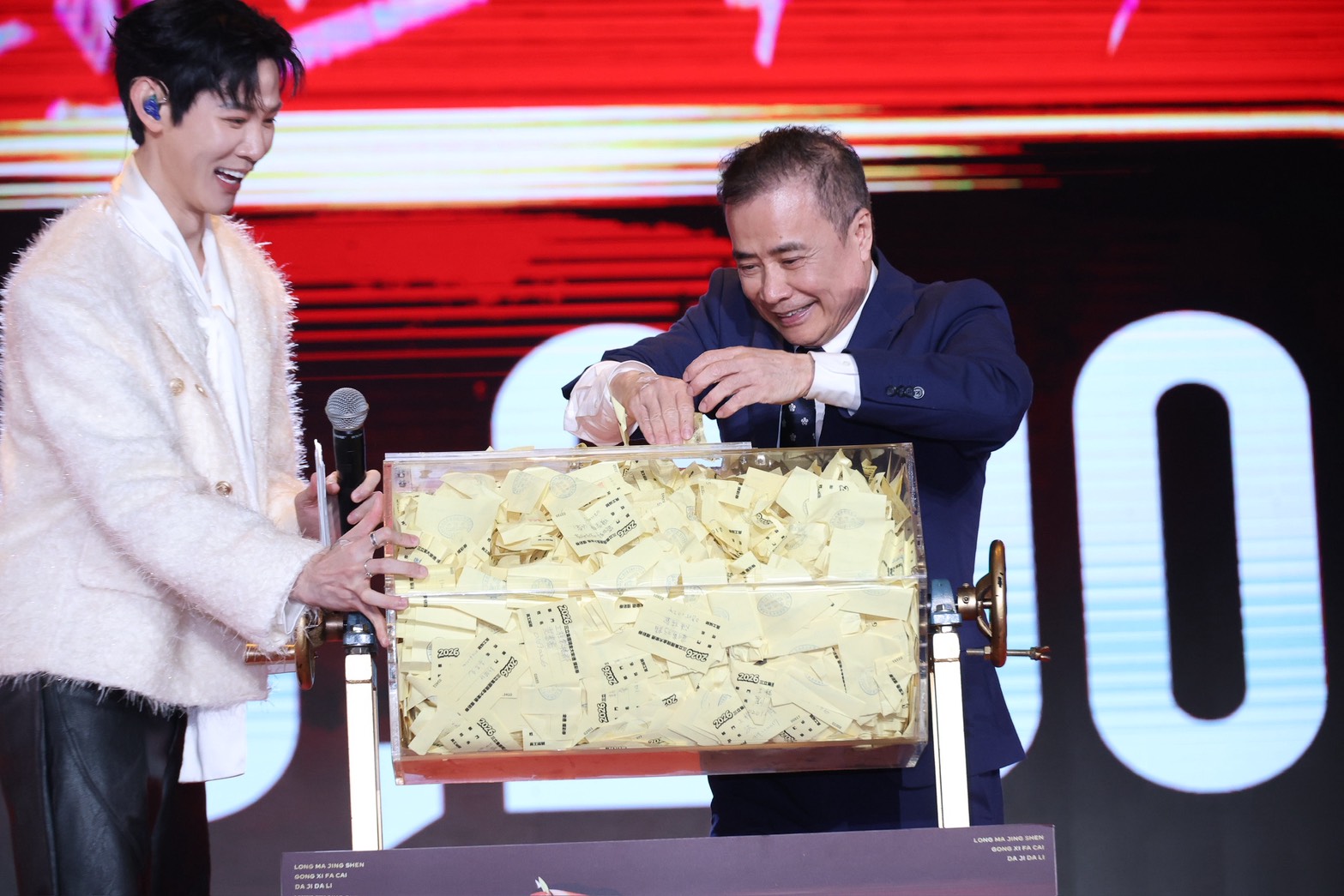 三立集團董事長張榮華尾牙上大手筆拿現金加碼。（圖／記者陳明中攝）