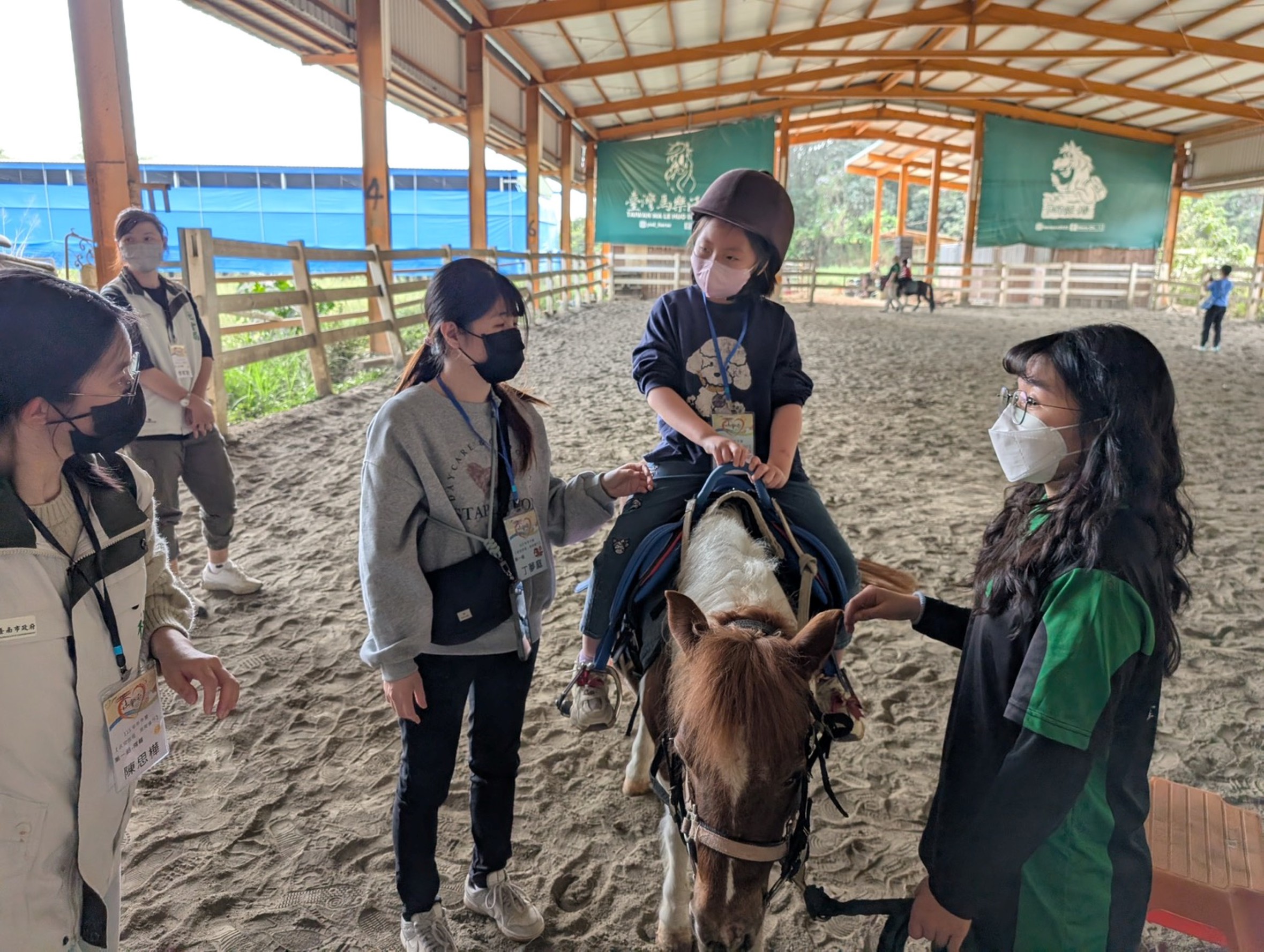 臺南市政府社會局辦理「感官旅程．馬背慢行」身心障礙學童冬令營。（圖／臺南市政府提供）