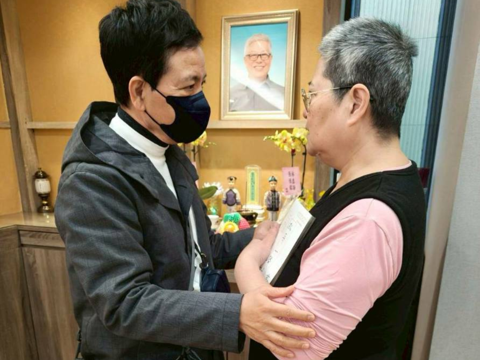 陳凱倫（左）慰問三嫂。（圖／翻攝陳凱倫臉書）