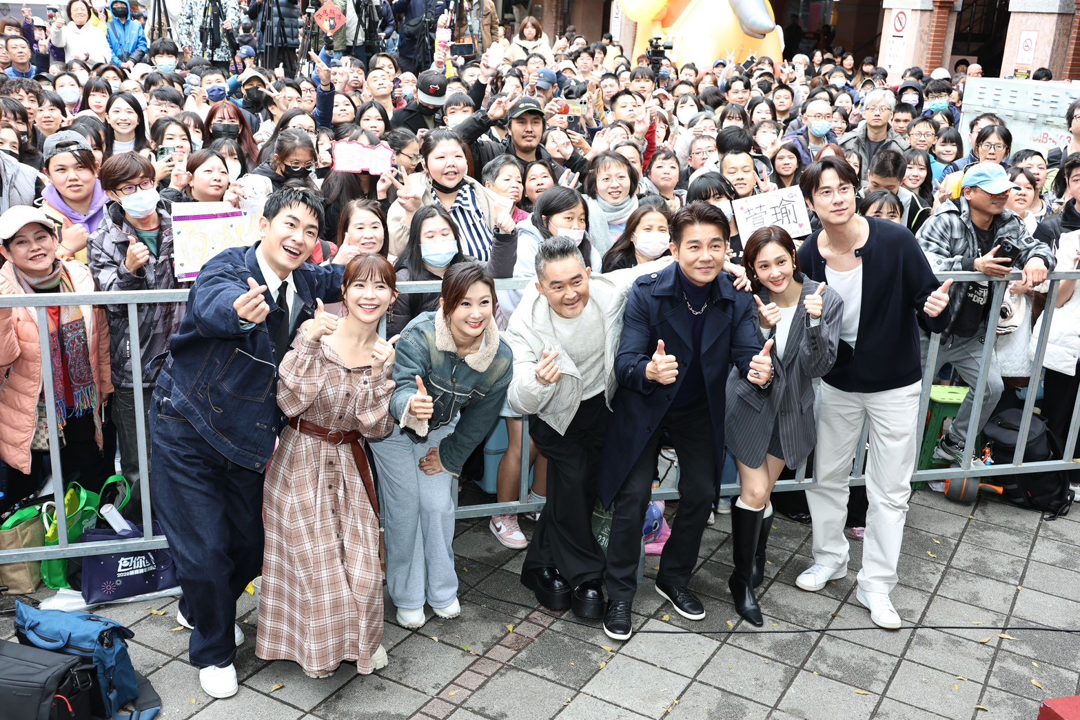 陳謙文（左起）、林萱瑜、陳珮騏、江國賓、謝承均、邱子芯、劉書宏吸引大批粉絲。（圖／娛樂中心攝）