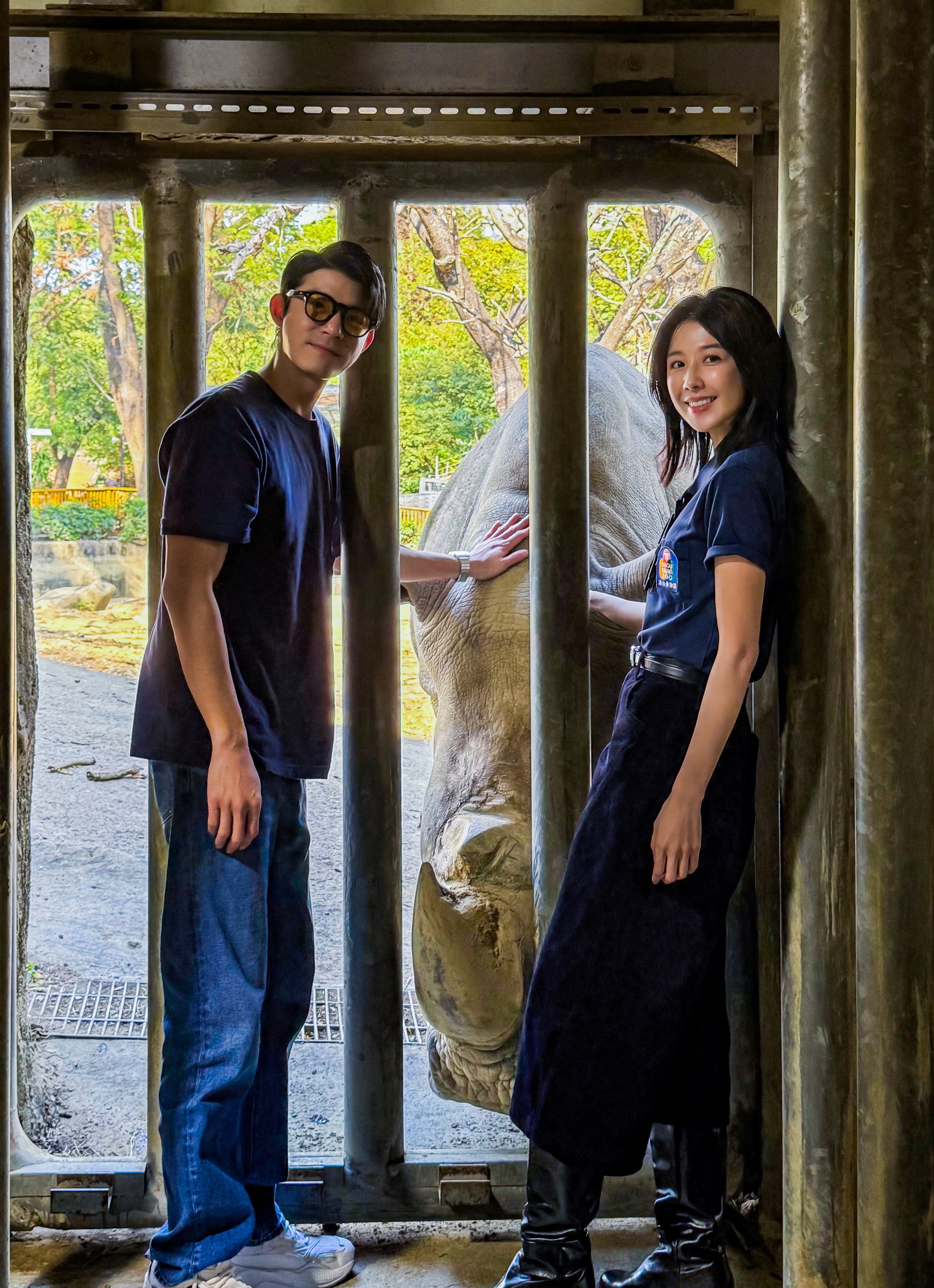 《動物園》王柏傑(左)、邵雨薇與拍戲時的白犀牛重逢，熟悉的默契依舊。（圖／南瓜電影提供）