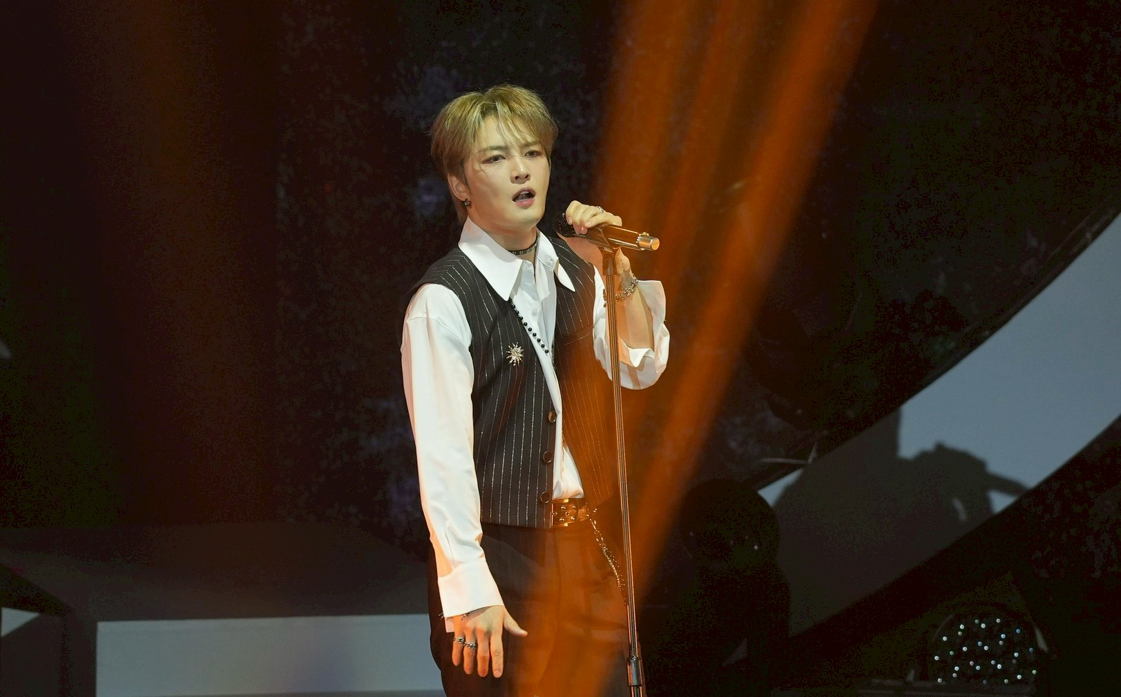 金在中接連帶來〈Kiss B〉、〈One Kiss〉、〈All That Glitters〉與〈Dear J〉等歌曲。（圖／記者許方正攝）