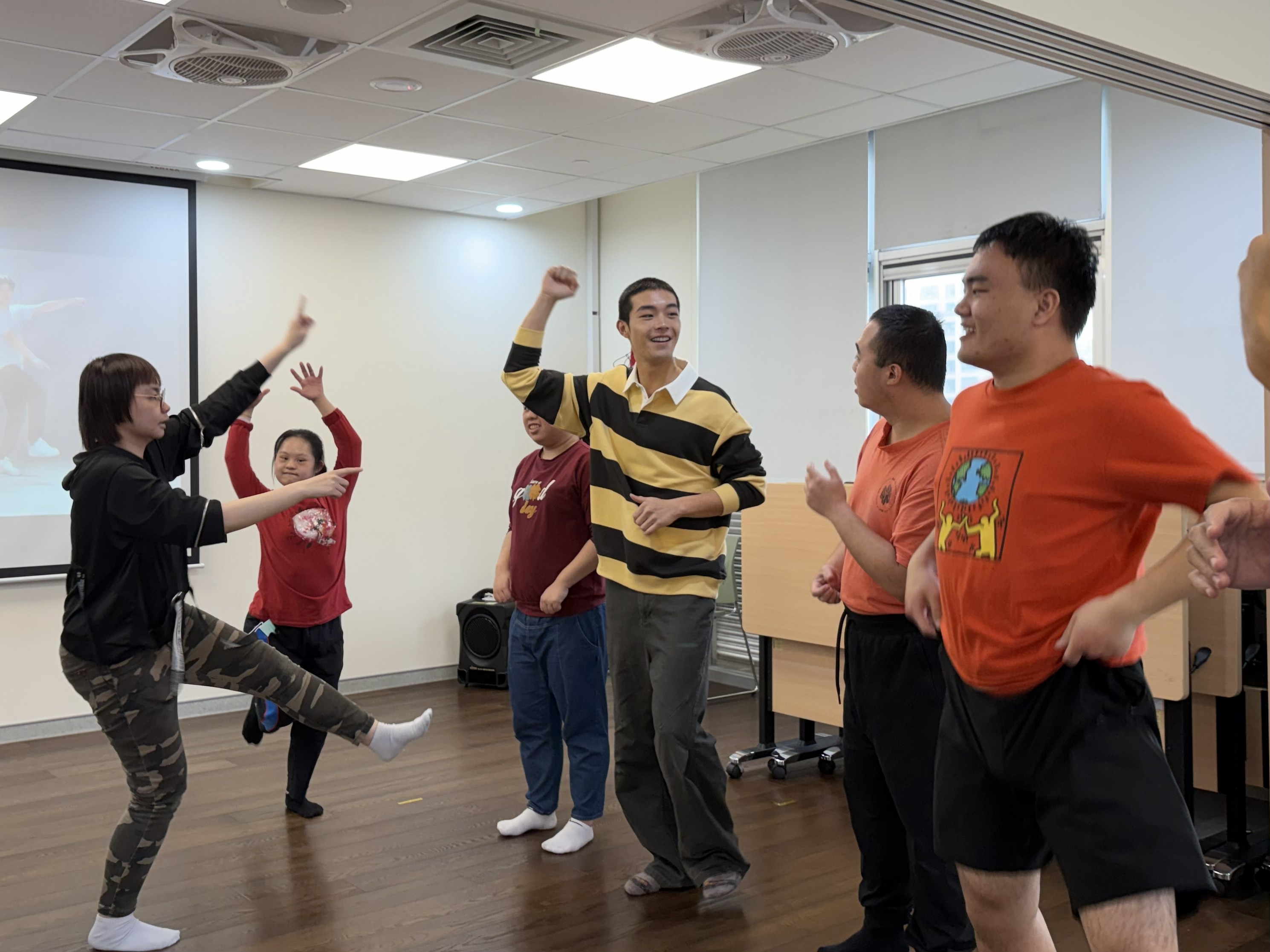 牧森陪大家跳「十六蹲」，炒熱氣氛。（圖／周子娛樂提供）