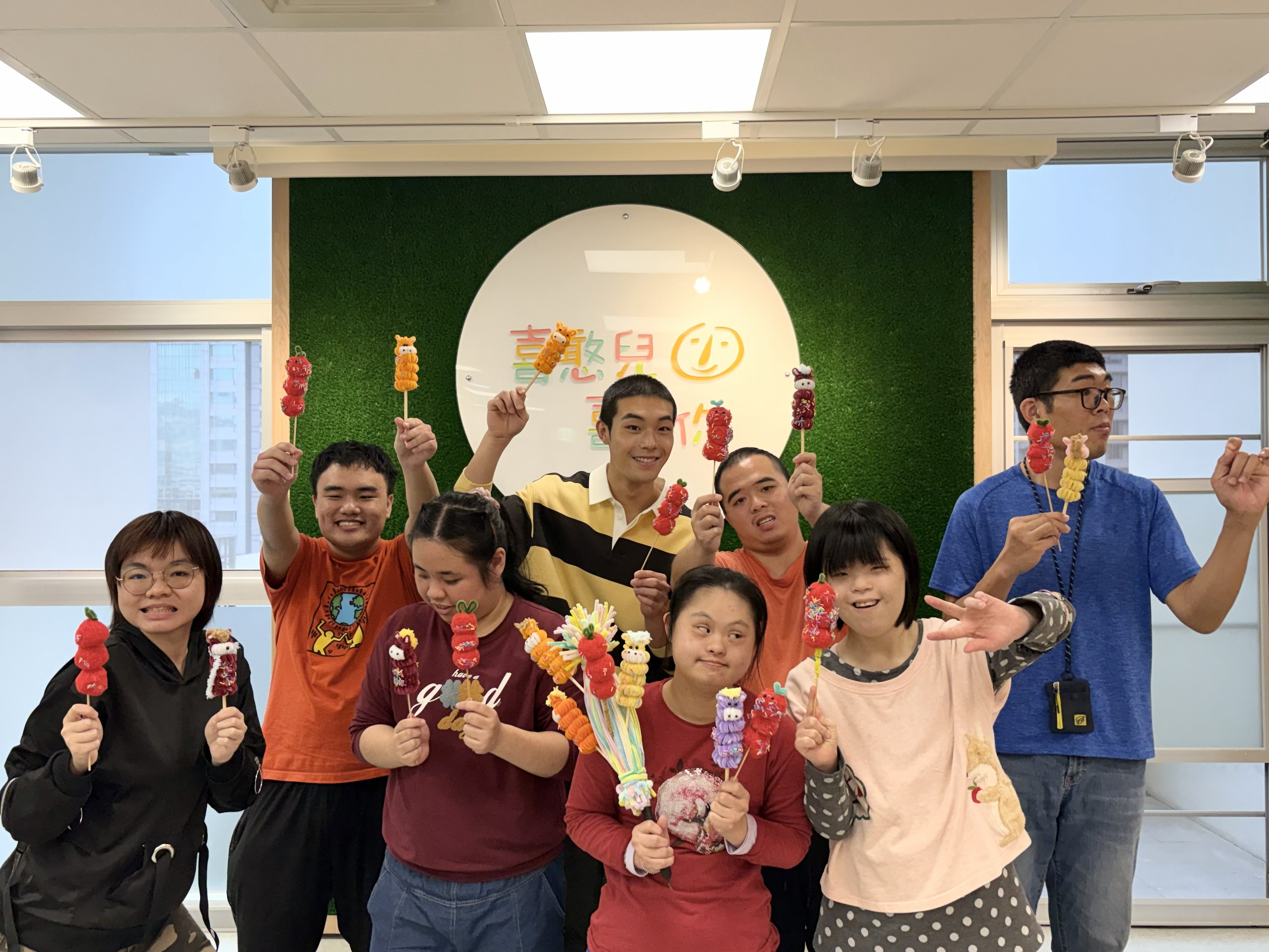 年節將近，牧森為憨兒送暖，與大家一起同樂。（圖／周子娛樂提供）