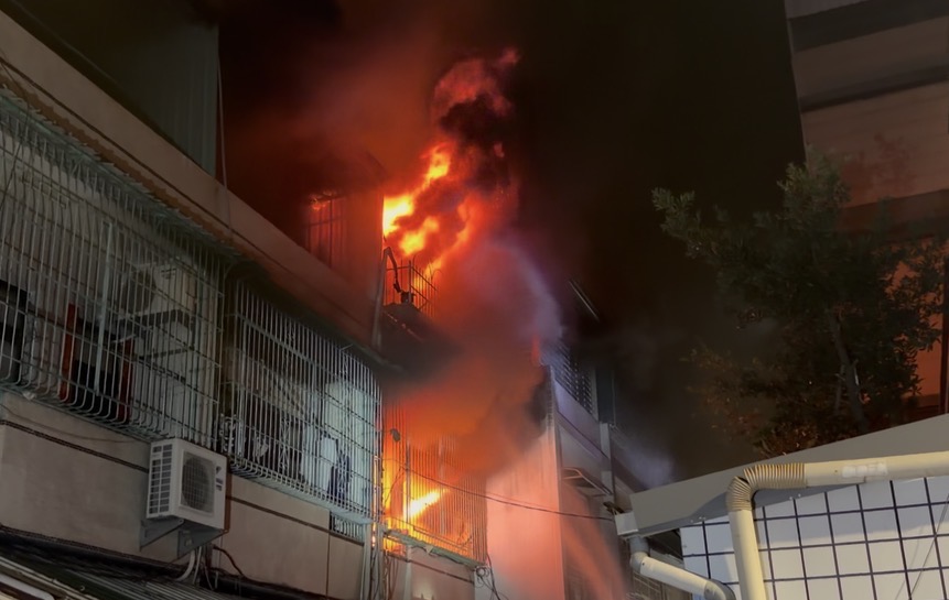 高雄市鳳山區保泰路一處3樓透天厝發生火災。（圖／翻攝自記者爆料網）