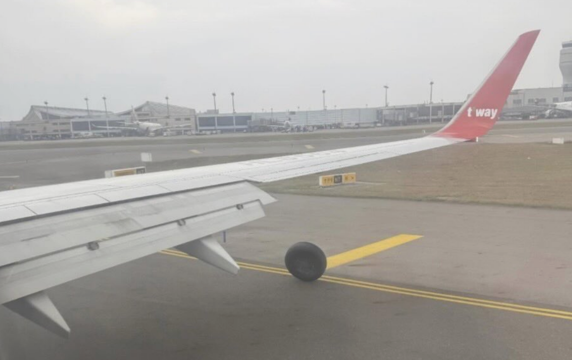 德威航空降落「輪胎脫落」（圖／翻攝Threads）