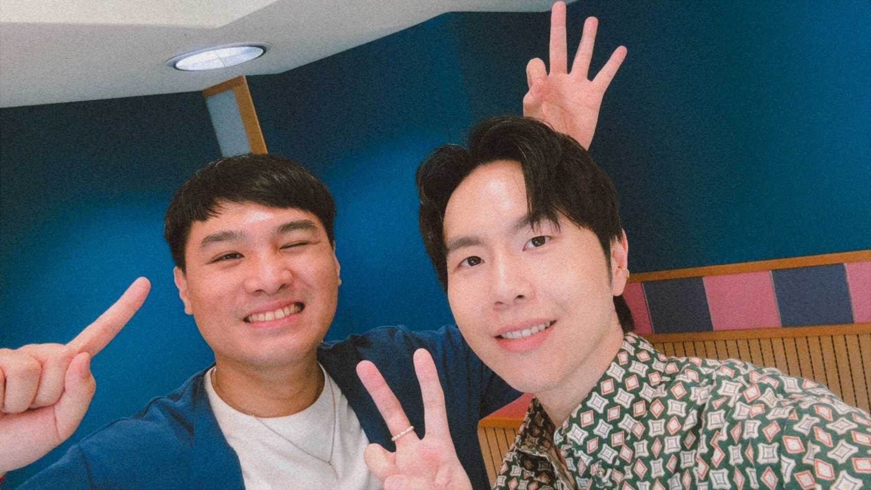 黃則翔（右）到主持人巫巴克節目宣傳新專輯。（圖／巫巴克提供）