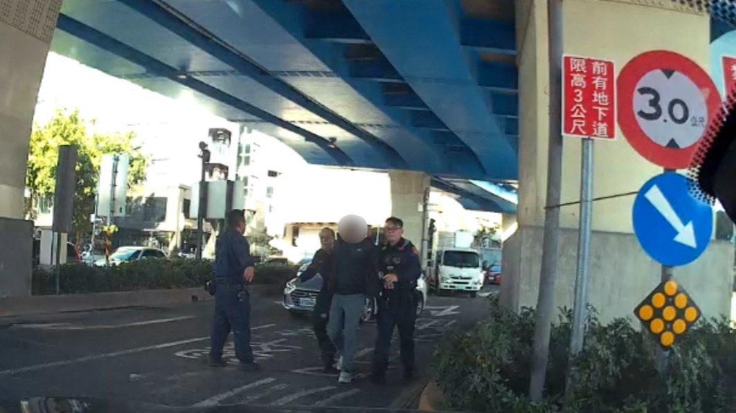 高雄左營發生一起搶錢劫車事件。（圖／翻攝畫面）