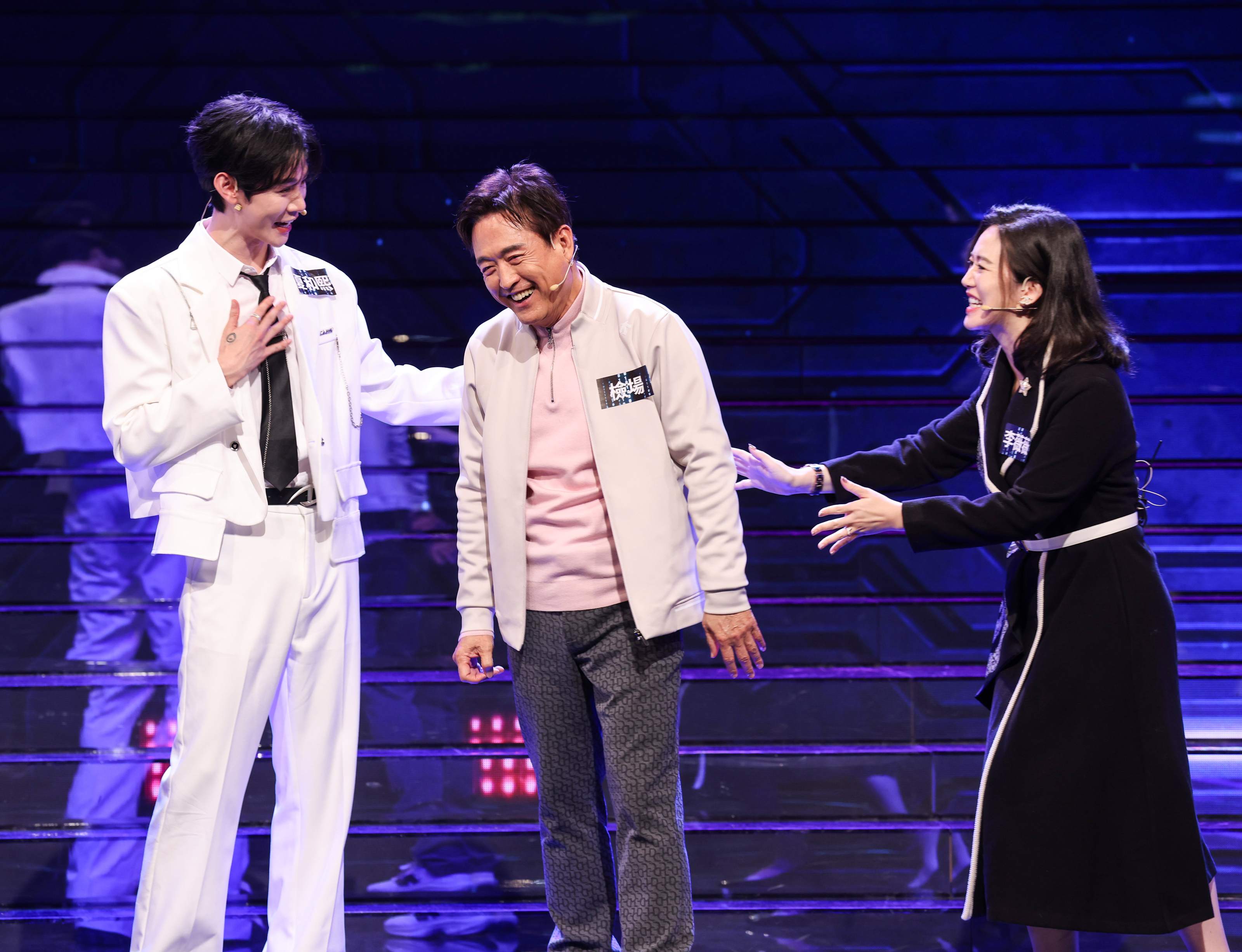 檢場（中）、夏和熙（左）、李薇薇（右）同上公視《哈！真相大白了》節目。（圖／公視提供）