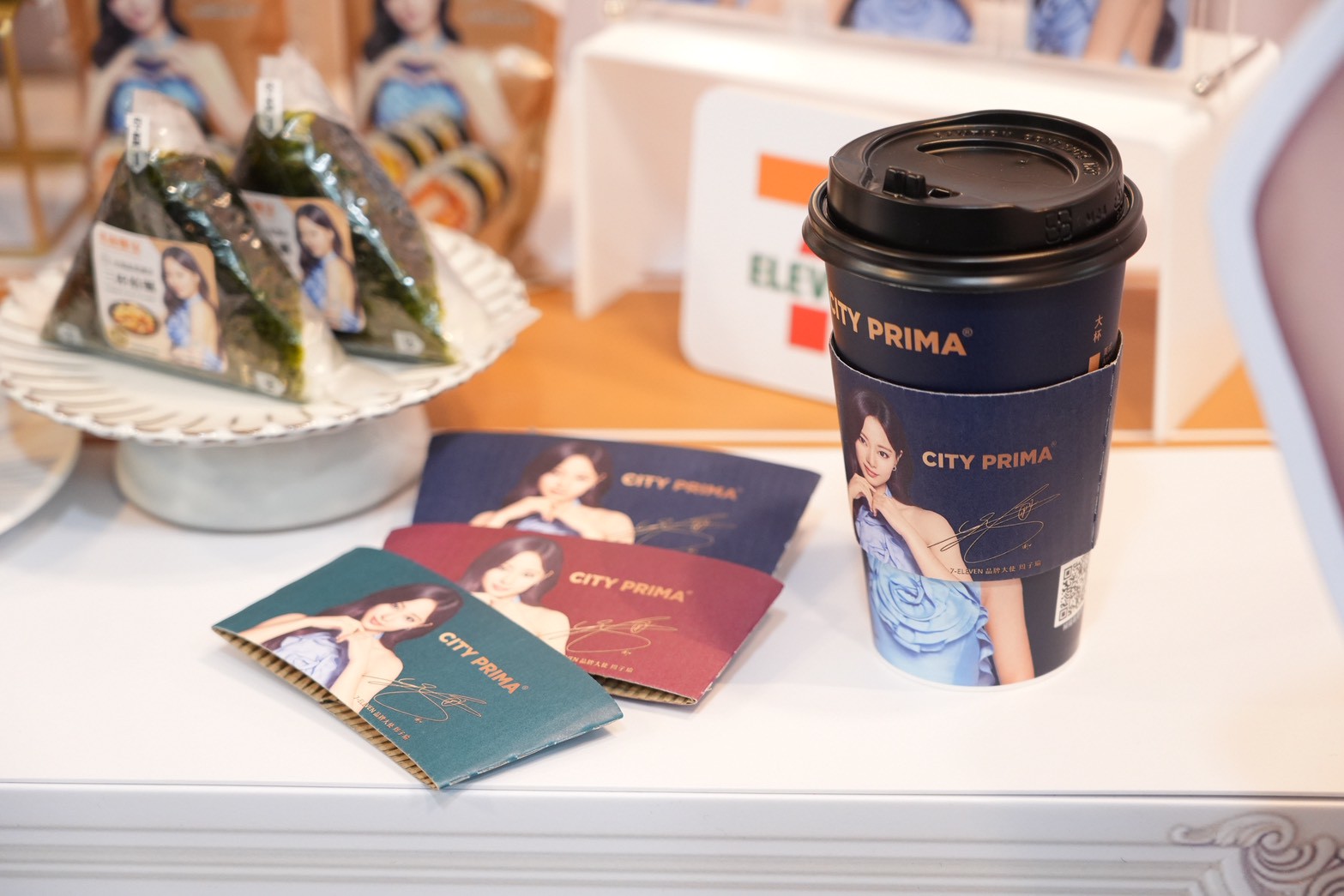 CITY PRIMA、CITY TEA 推出限量子瑜杯套。（圖／記者許方正攝）