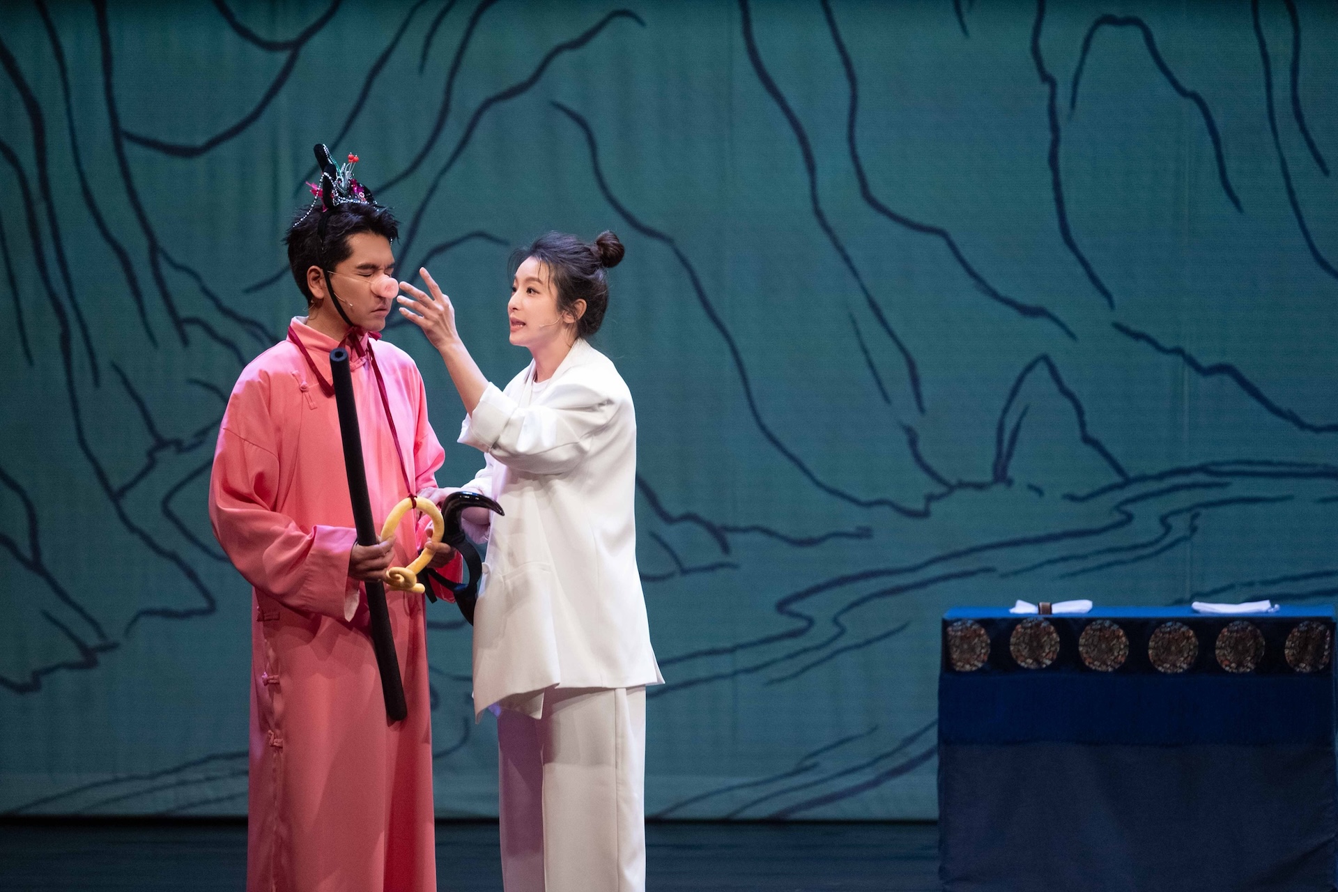 賴雅妍（右）力挺王傳一答應演出。（圖／嚞娛樂提供）