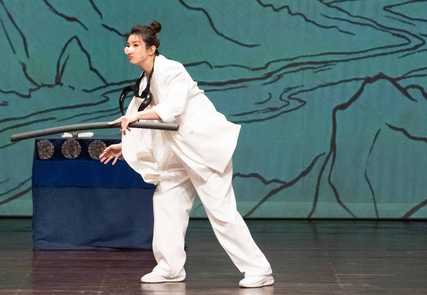 賴雅妍戴上豬鼻子。（圖／嚞娛樂提供）